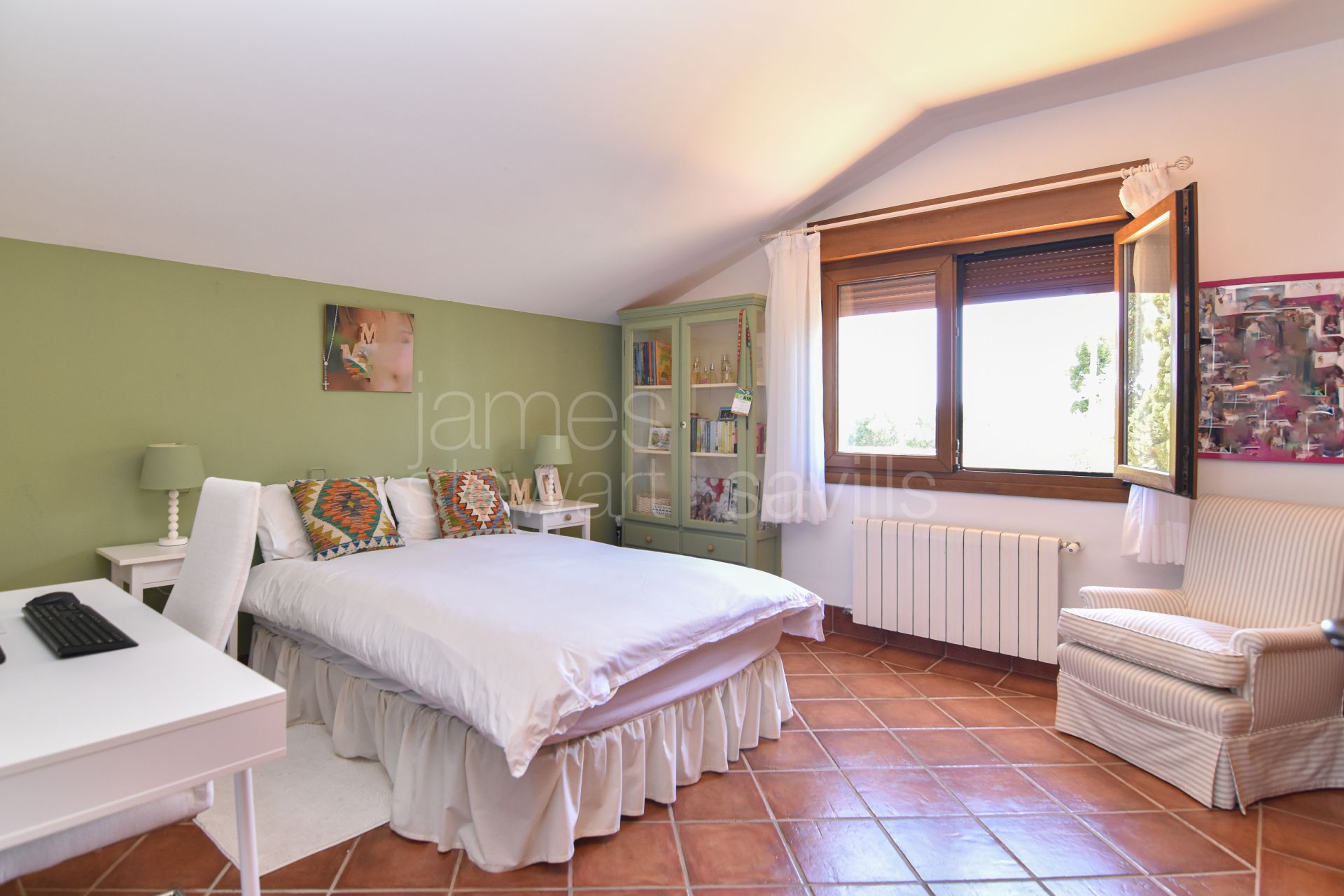 Excelente villa familiar situada en una calle tranquila y consolidada de la Zona F