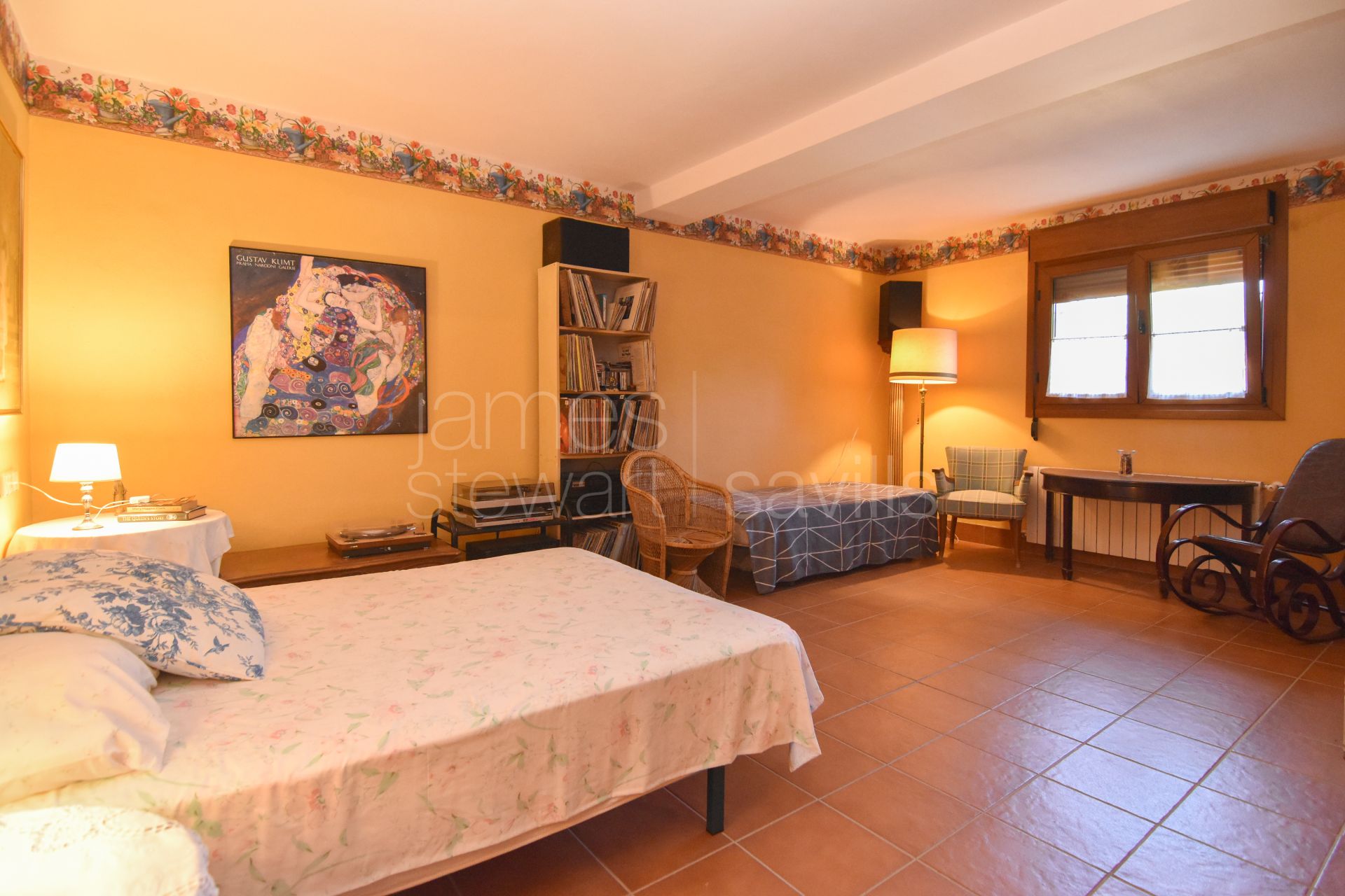 Excelente villa familiar situada en una calle tranquila y consolidada de la Zona F