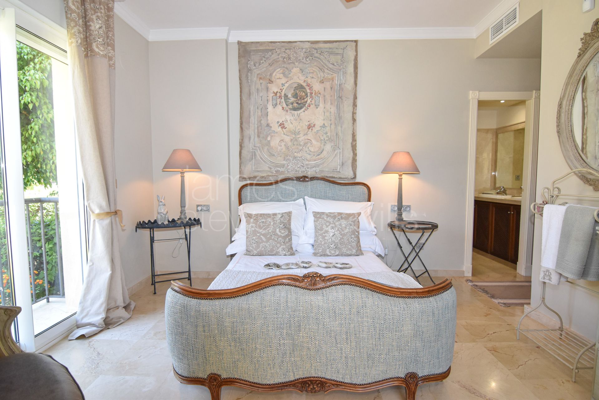 Exclusive ground floor residence in the prestigious San Roque Club Mansions