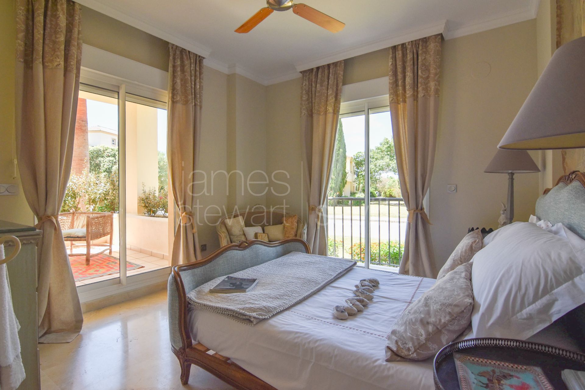 Exclusive ground floor residence in the prestigious San Roque Club Mansions