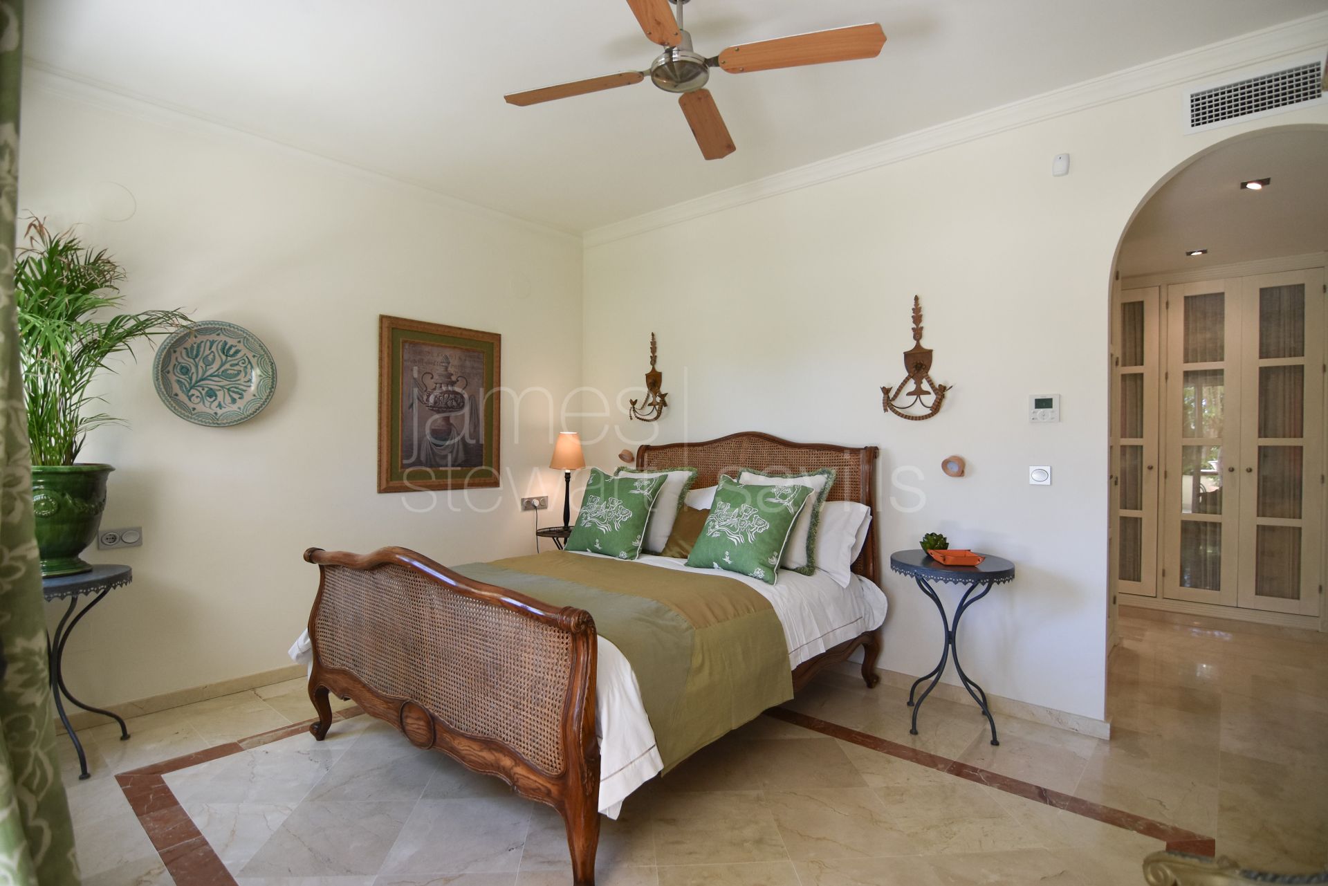 Exclusive ground floor residence in the prestigious San Roque Club Mansions