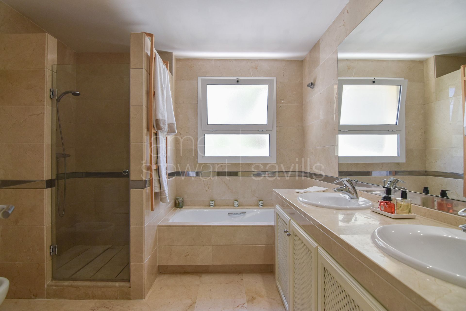 Exclusive ground floor residence in the prestigious San Roque Club Mansions