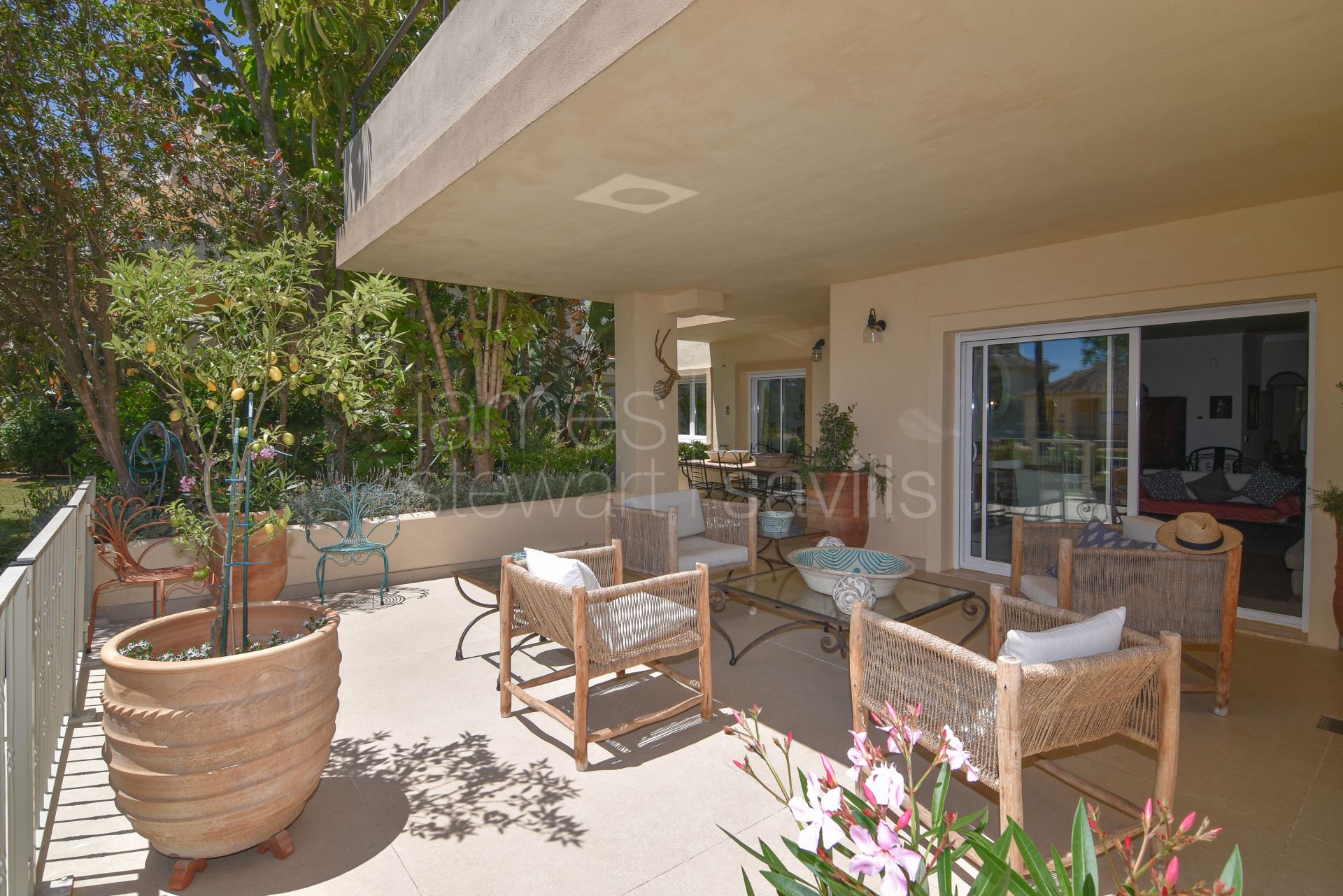 Exclusive ground floor residence in the prestigious San Roque Club Mansions