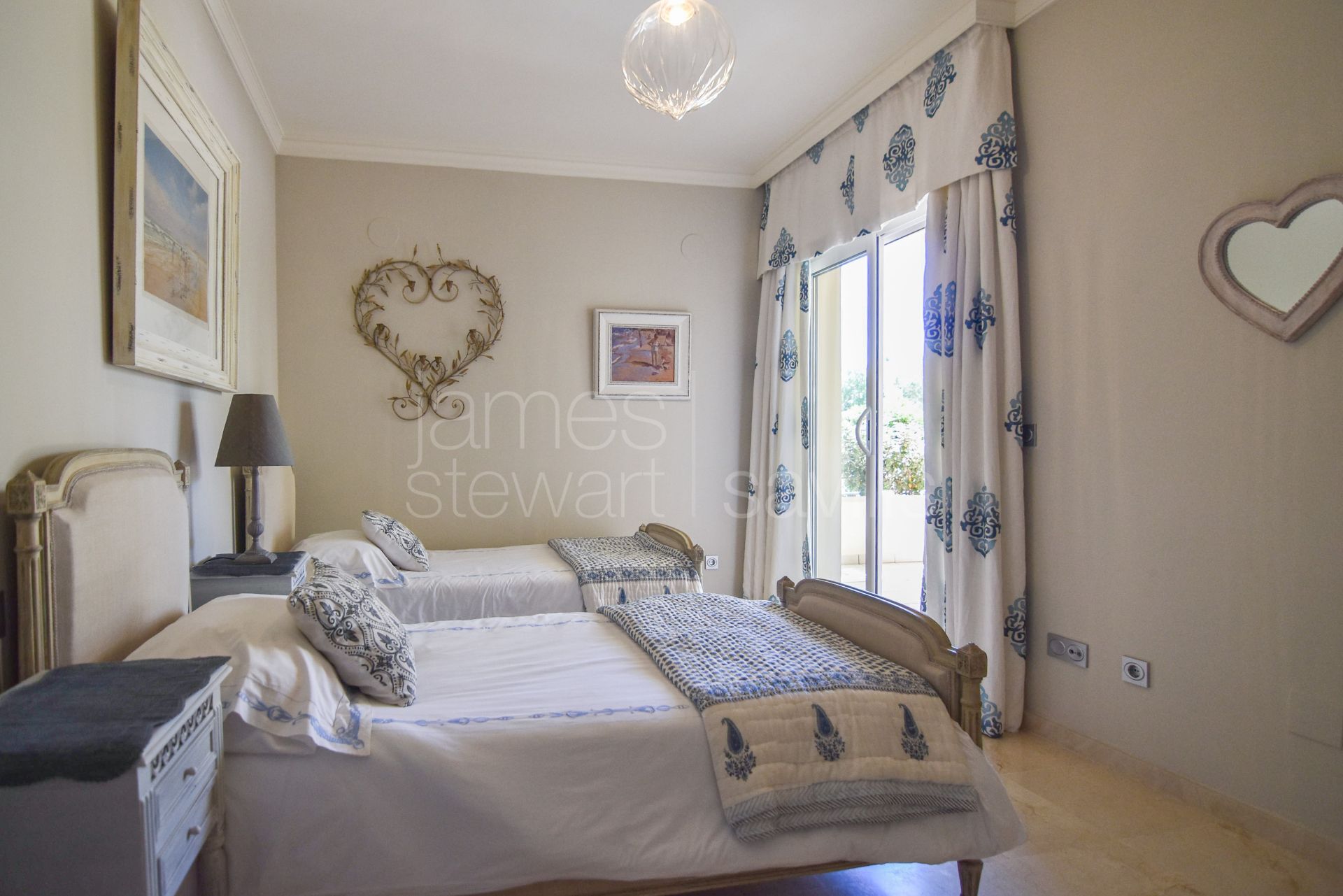 Exclusive ground floor residence in the prestigious San Roque Club Mansions