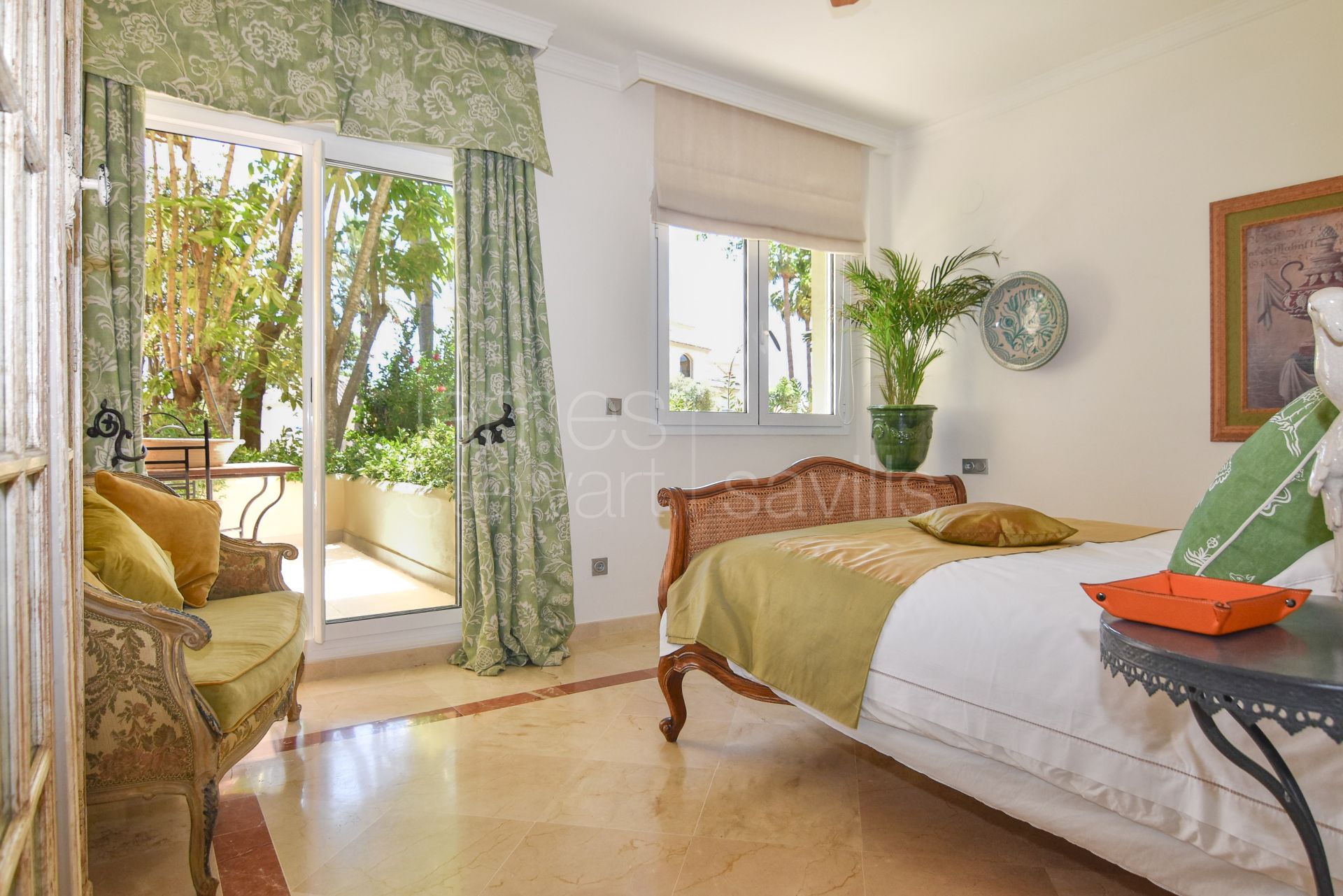 Exclusive ground floor residence in the prestigious San Roque Club Mansions