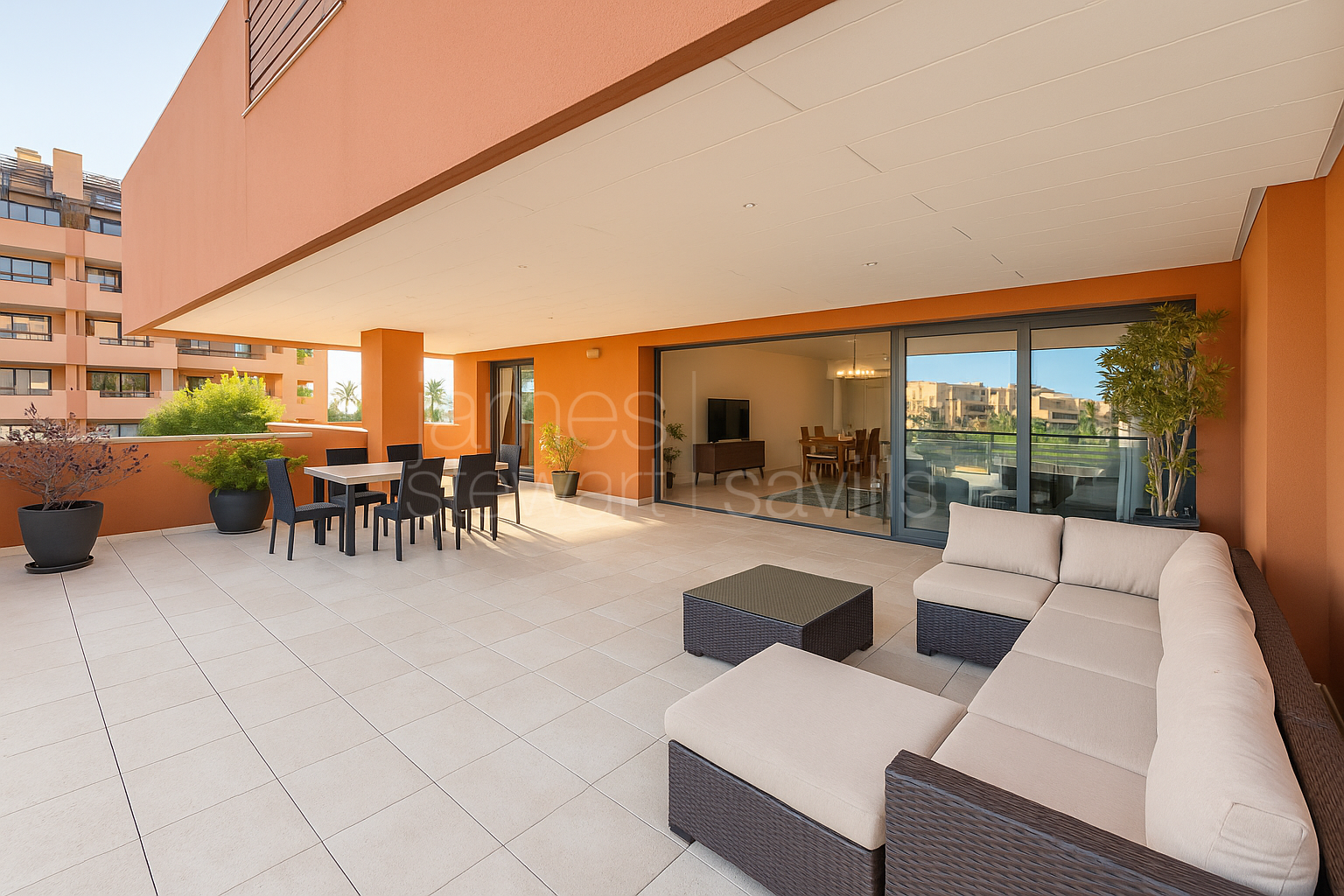 Apartamento en esquina de tres dormitorios en Ribera del Marlin, La Marina de Sotogrande