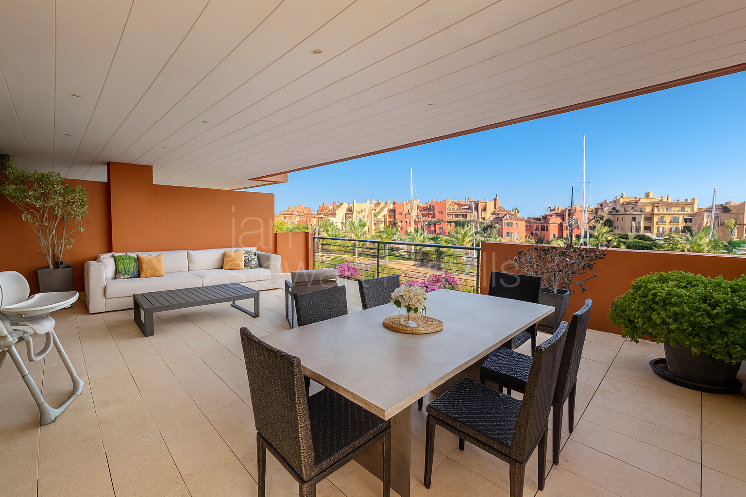 Apartamento en esquina de tres dormitorios en Ribera del Marlin, La Marina de Sotogrande