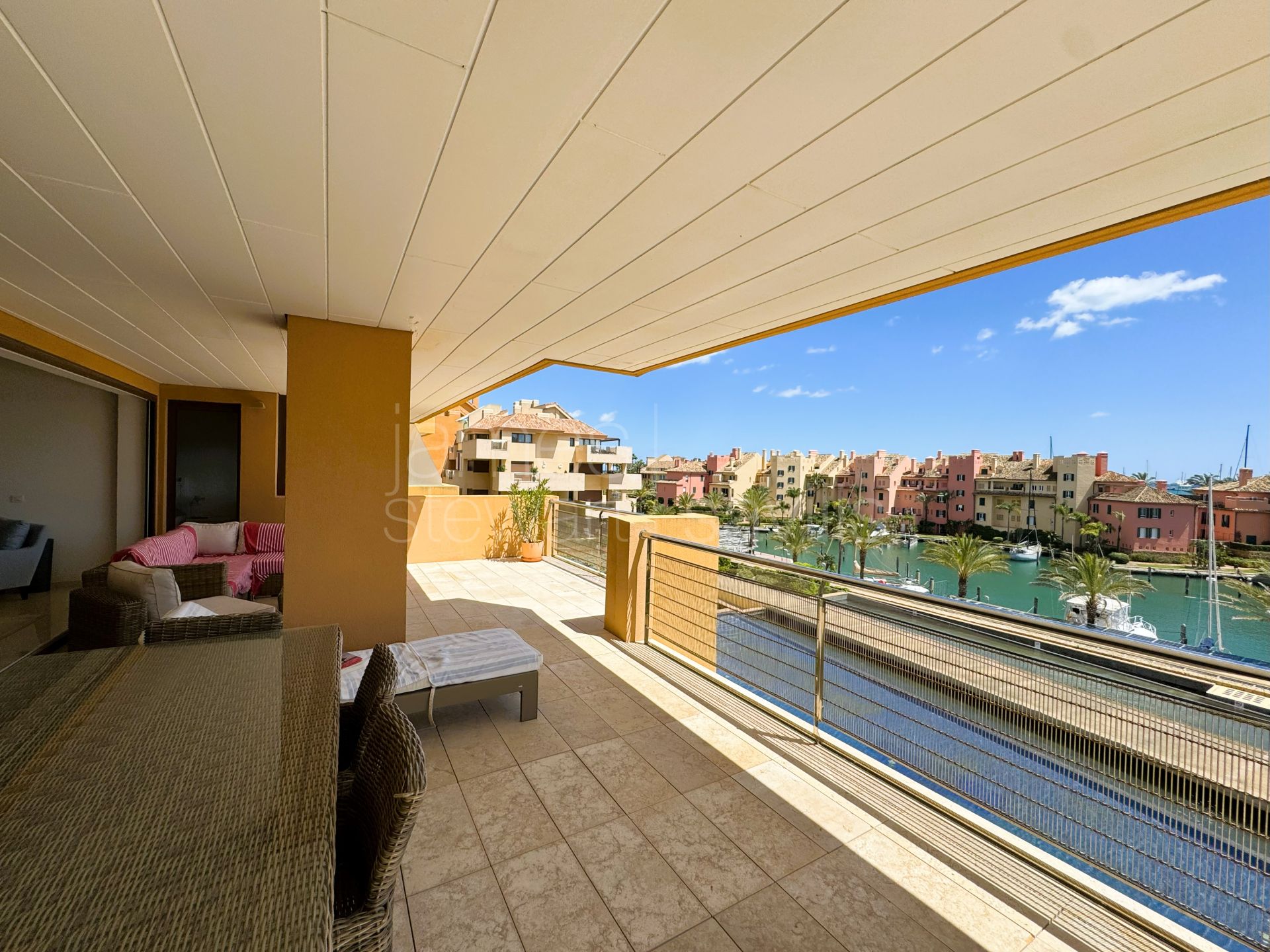 Apartamento de cuatro dormitorios con vistas al mar en Ribera del Marlin, La Marina de Sotogrande