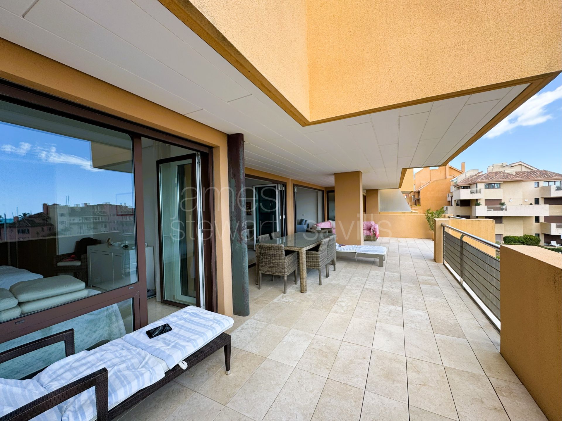 Apartamento de cuatro dormitorios con vistas al mar en Ribera del Marlin, La Marina de Sotogrande