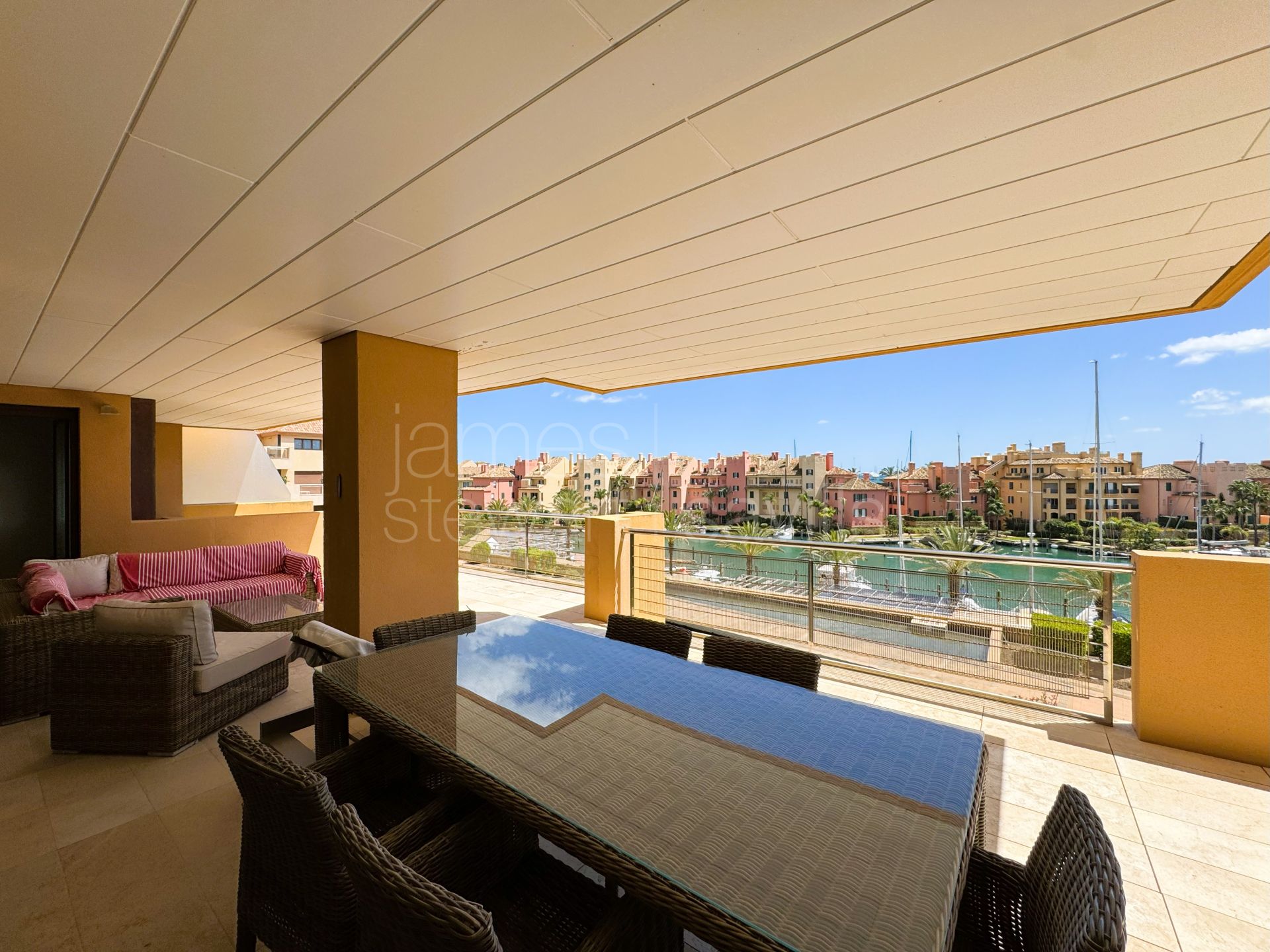 Apartamento de cuatro dormitorios con vistas al mar en Ribera del Marlin, La Marina de Sotogrande