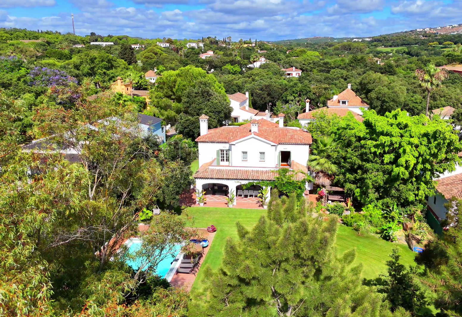Amplia villa familiar con gran piscina y jardin cerca del Colegio Internacional de Sotogrande