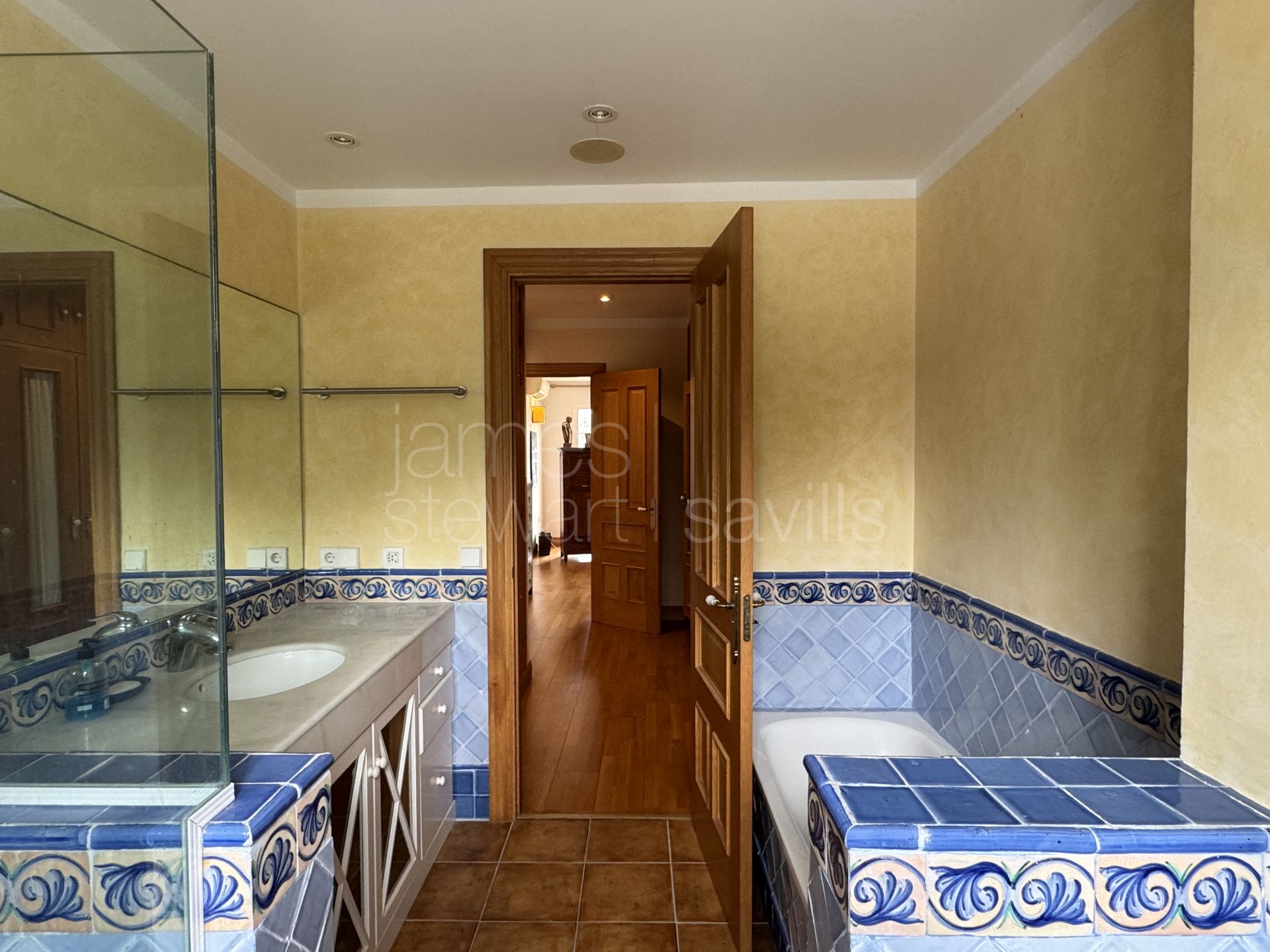 Amplia villa familiar con gran piscina y jardin cerca del Colegio Internacional de Sotogrande