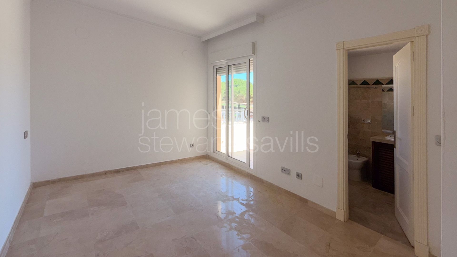 Amplio apartamento de tres dormitorios con grandes terrazas en San Roque Club
