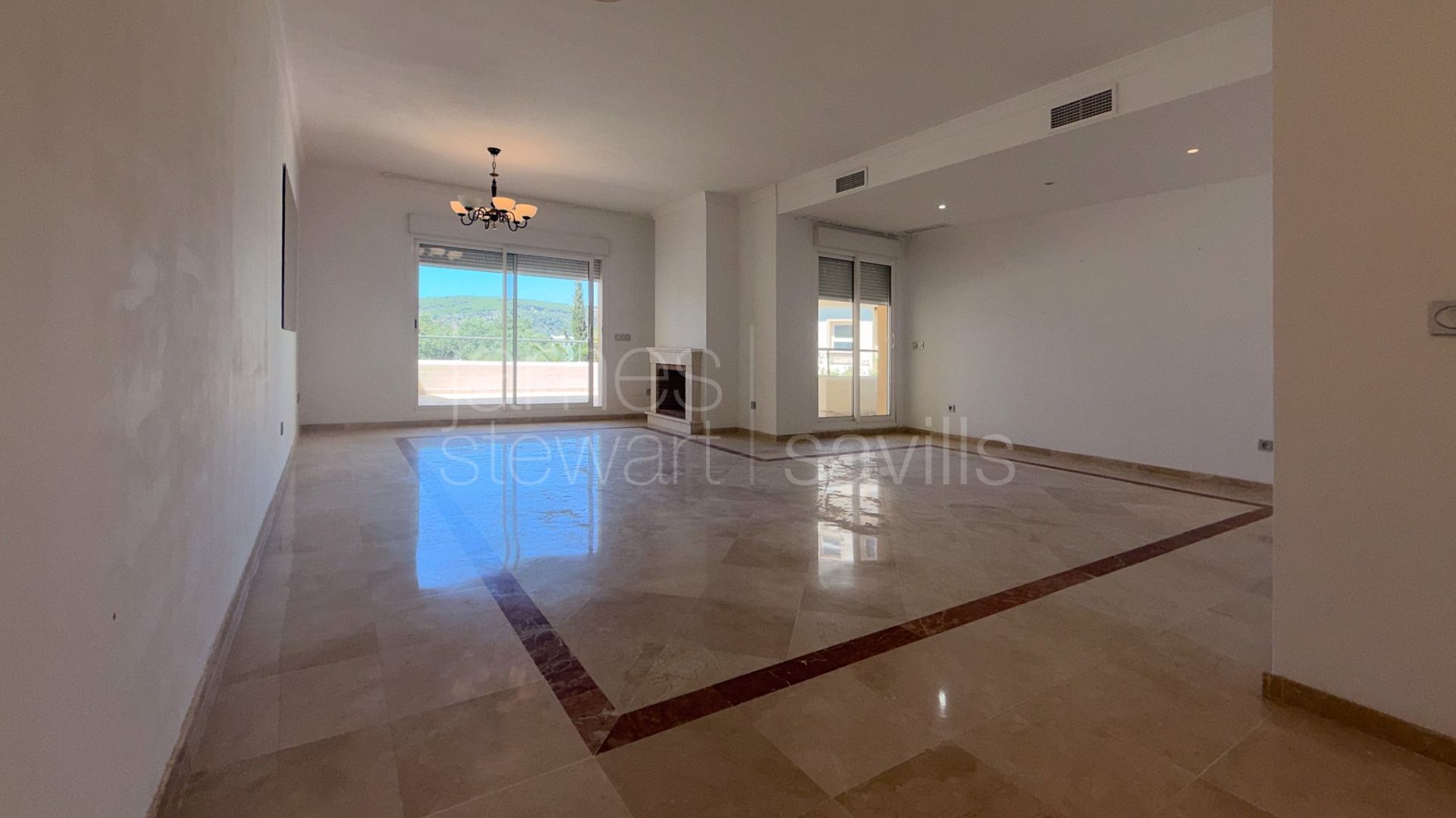 Amplio apartamento de tres dormitorios con grandes terrazas en San Roque Club