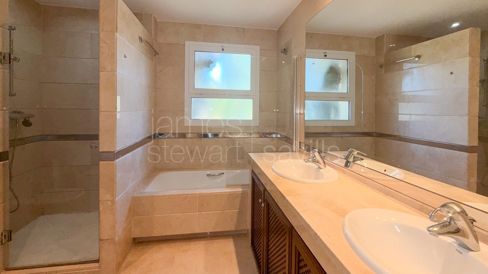 Amplio apartamento de tres dormitorios con grandes terrazas en San Roque Club