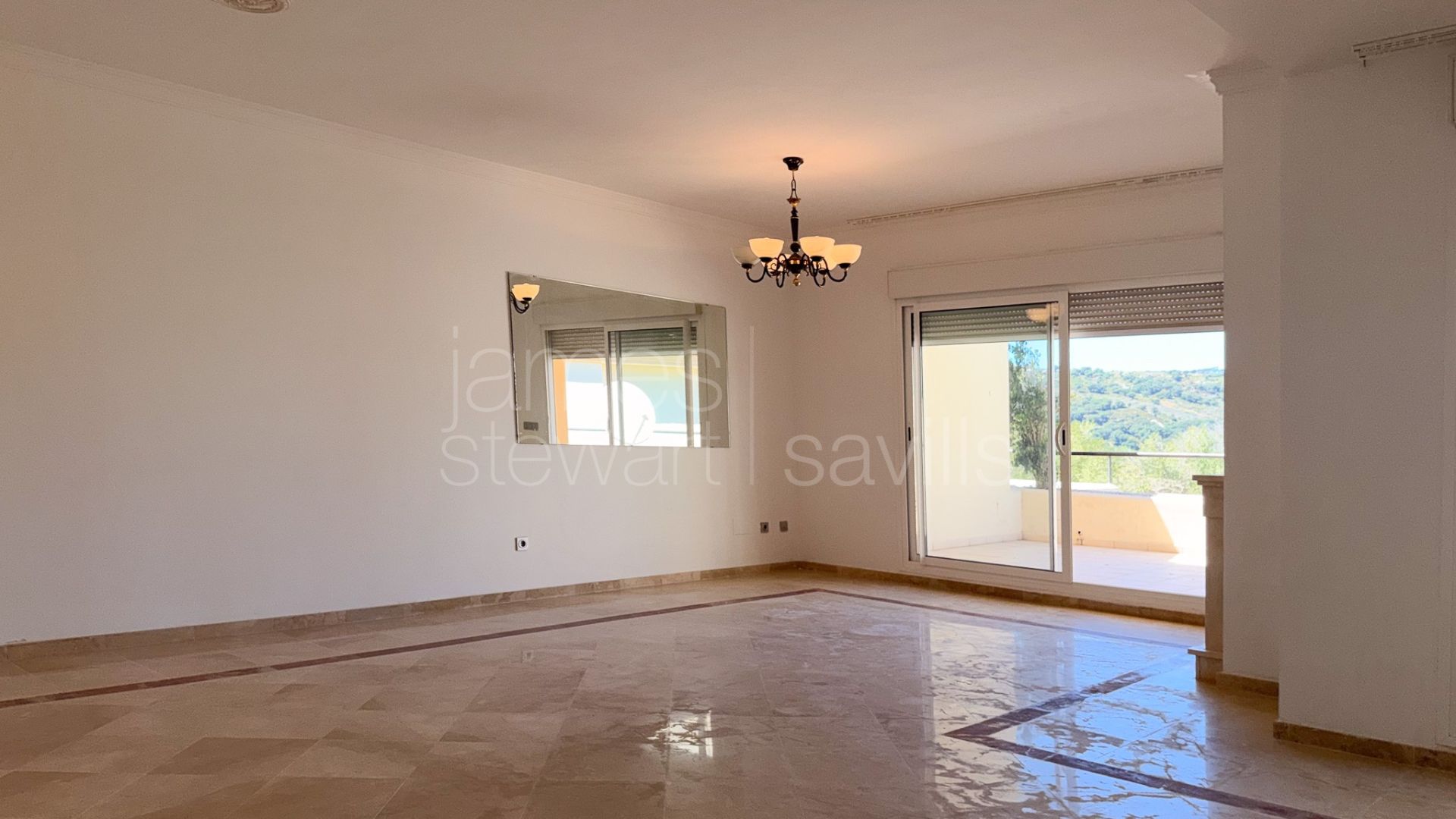 Amplio apartamento de tres dormitorios con grandes terrazas en San Roque Club