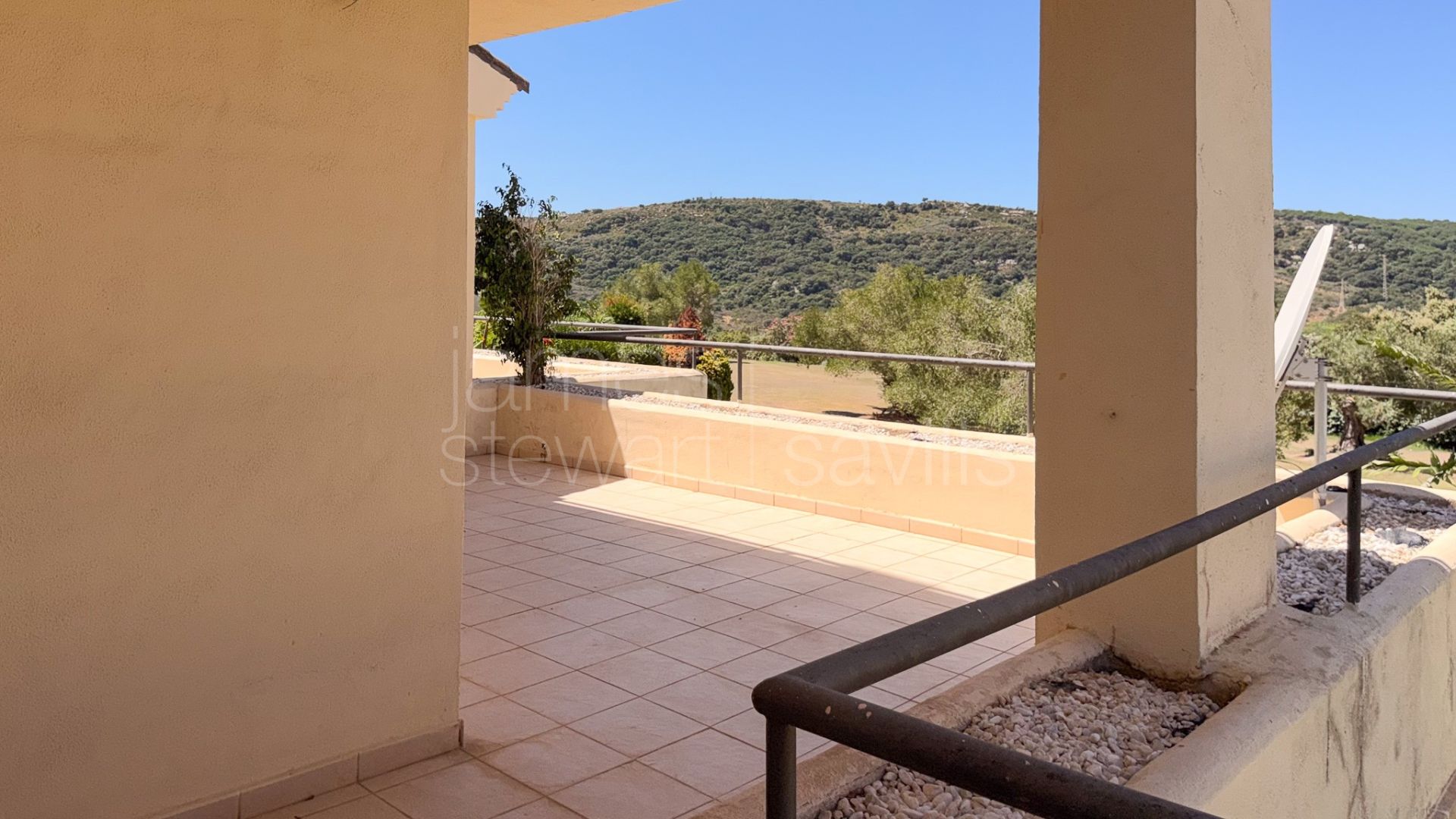 Amplio apartamento de tres dormitorios con grandes terrazas en San Roque Club