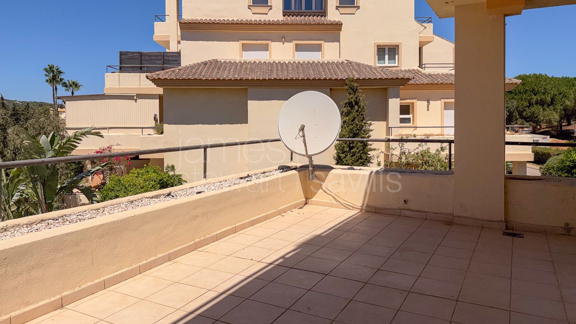 Amplio apartamento de tres dormitorios con grandes terrazas en San Roque Club