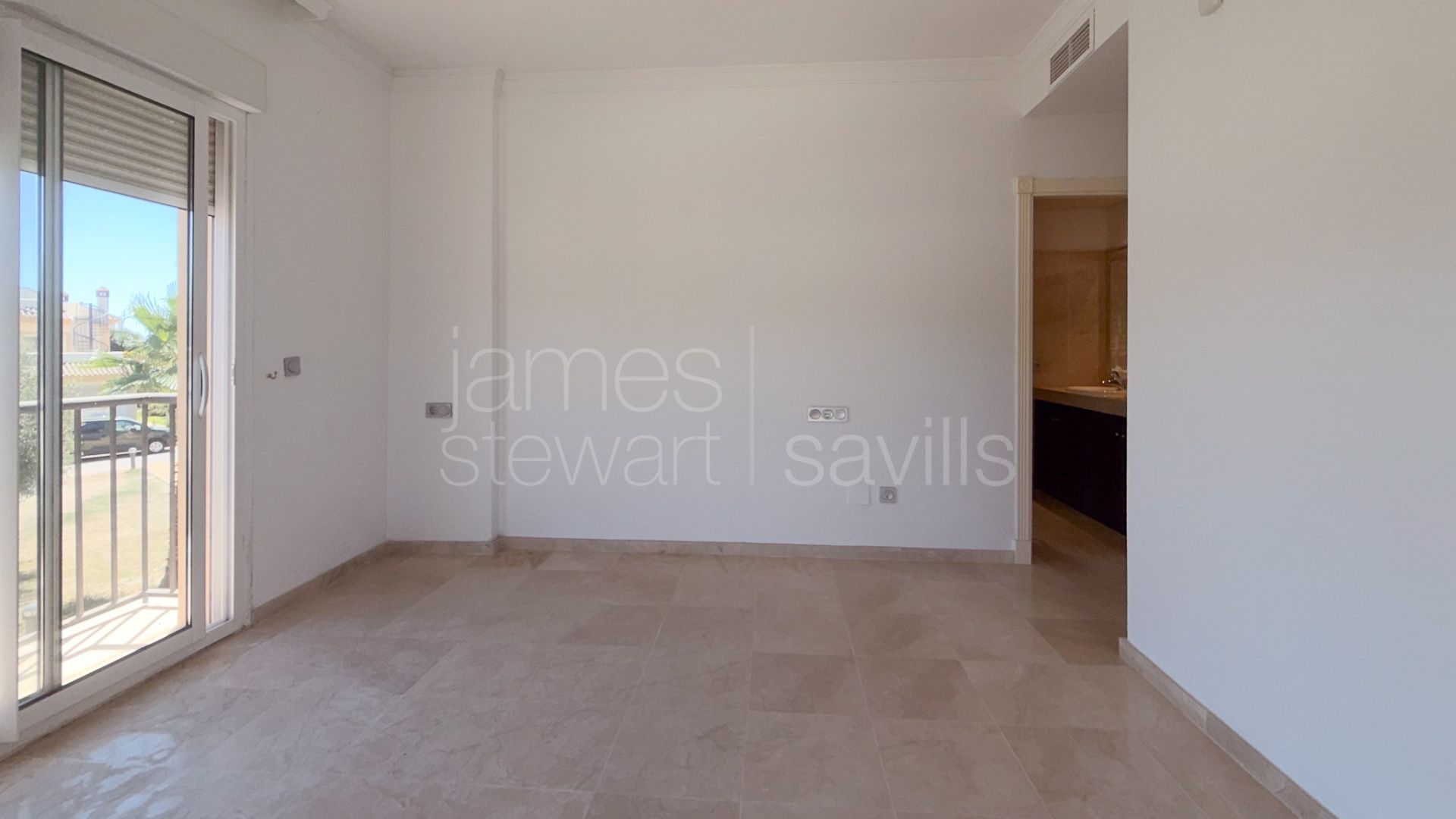 Amplio apartamento de tres dormitorios con grandes terrazas en San Roque Club