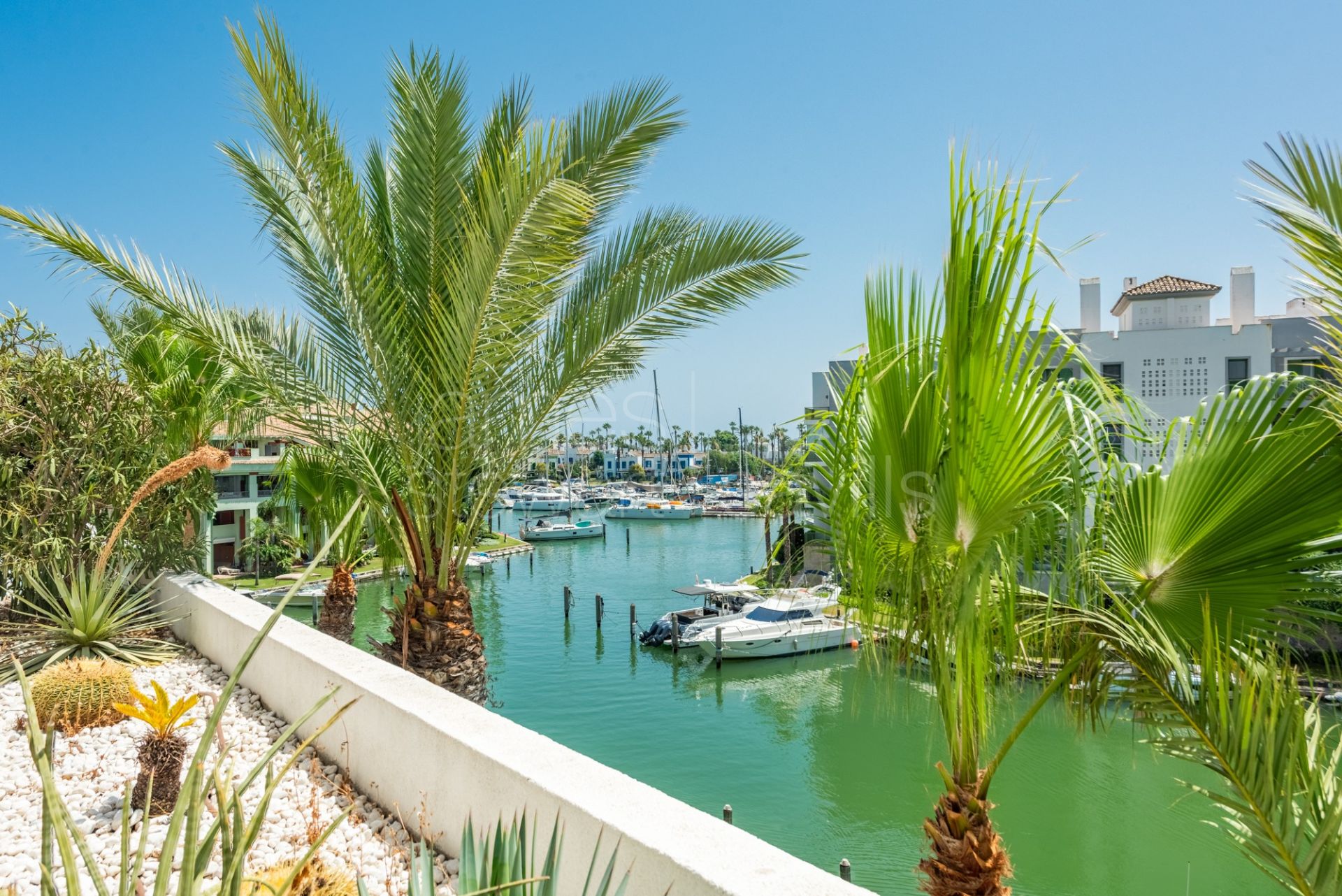 Ático dúplex orientado al sur en la Marina de Sotogrande