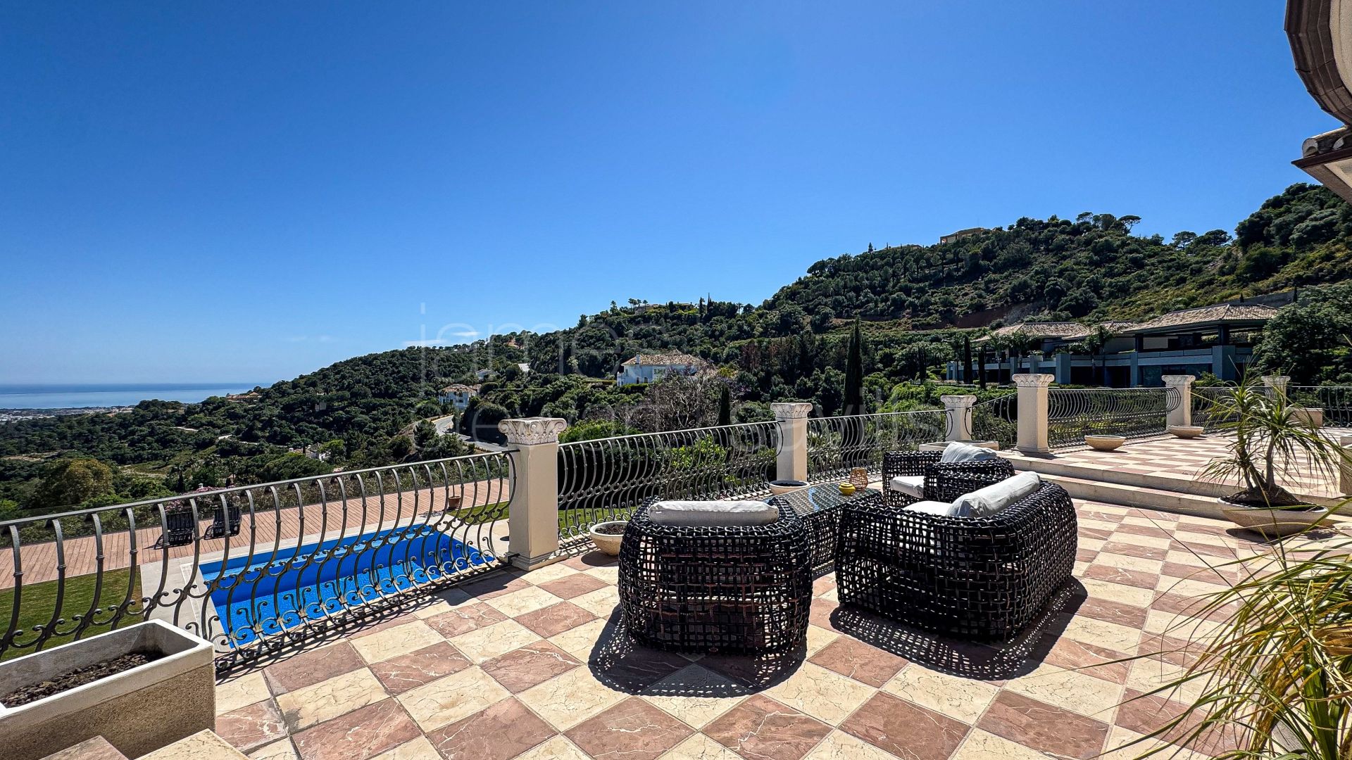 Villa reformada con vistas panorámicas al mar en La Zagaleta, Benahavís
