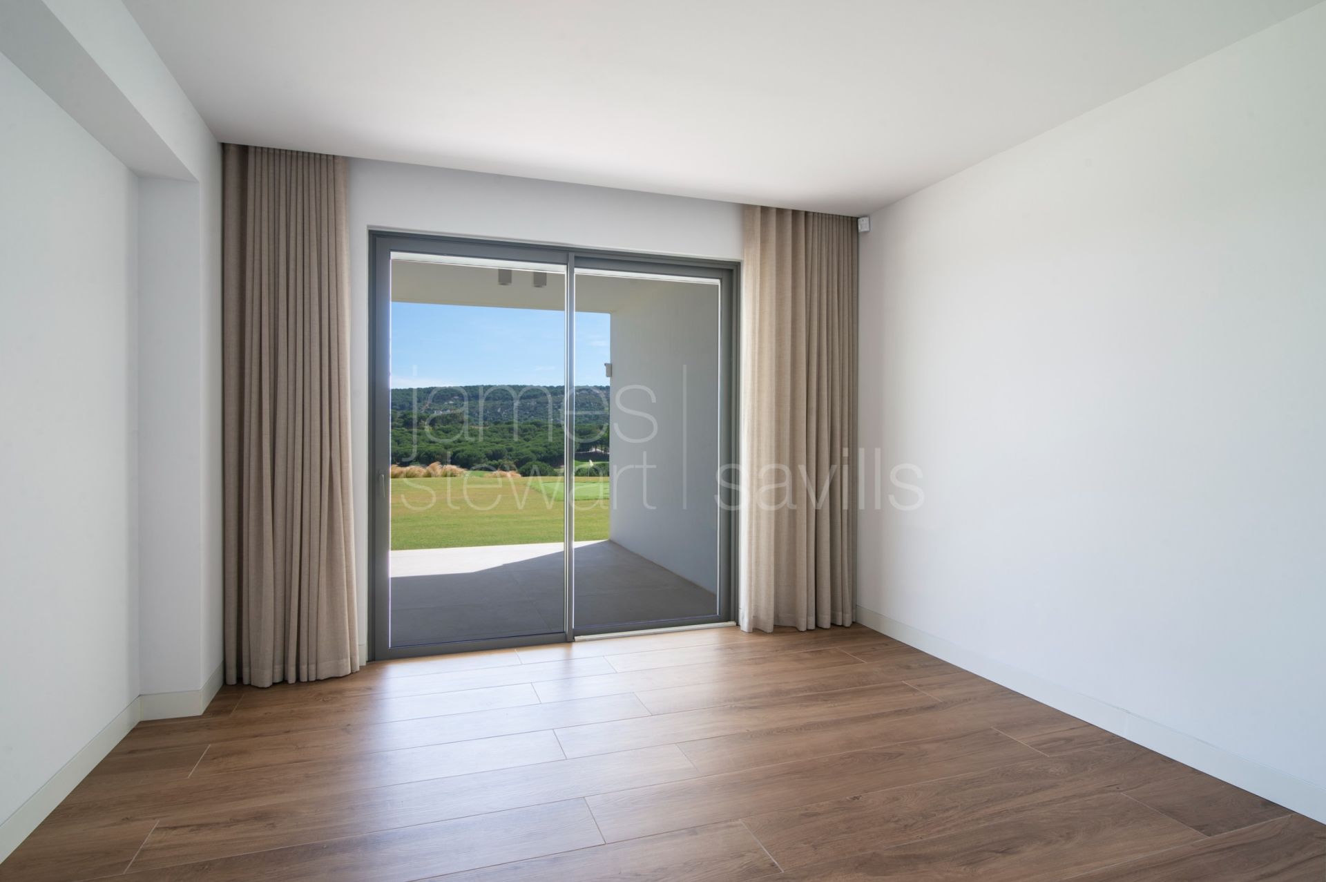 Contemporary south-facing frontline golf villa in Sotogrande Alto
