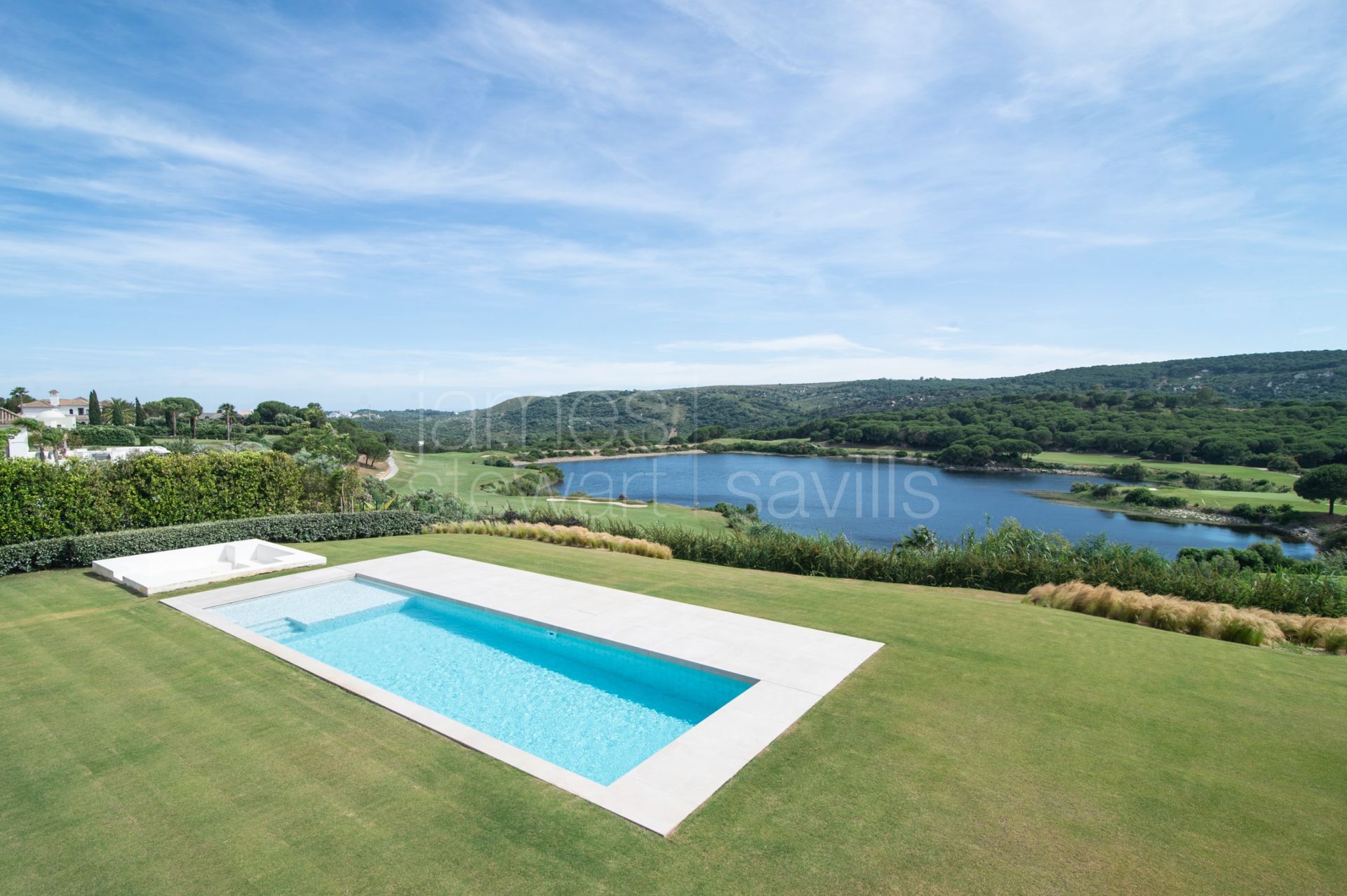 Contemporary south-facing frontline golf villa in Sotogrande Alto