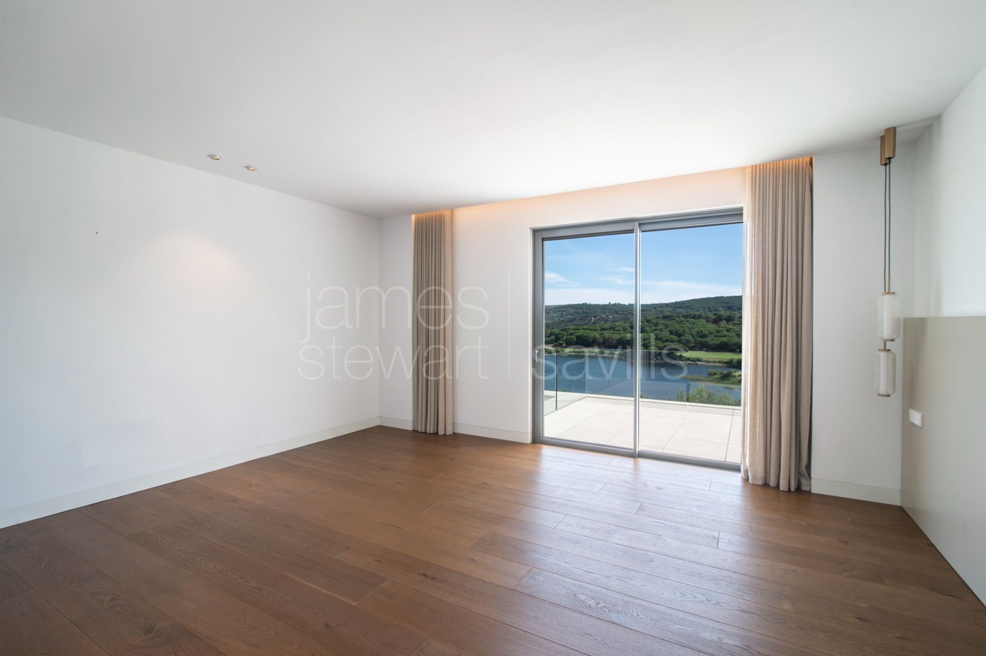 Contemporary south-facing frontline golf villa in Sotogrande Alto