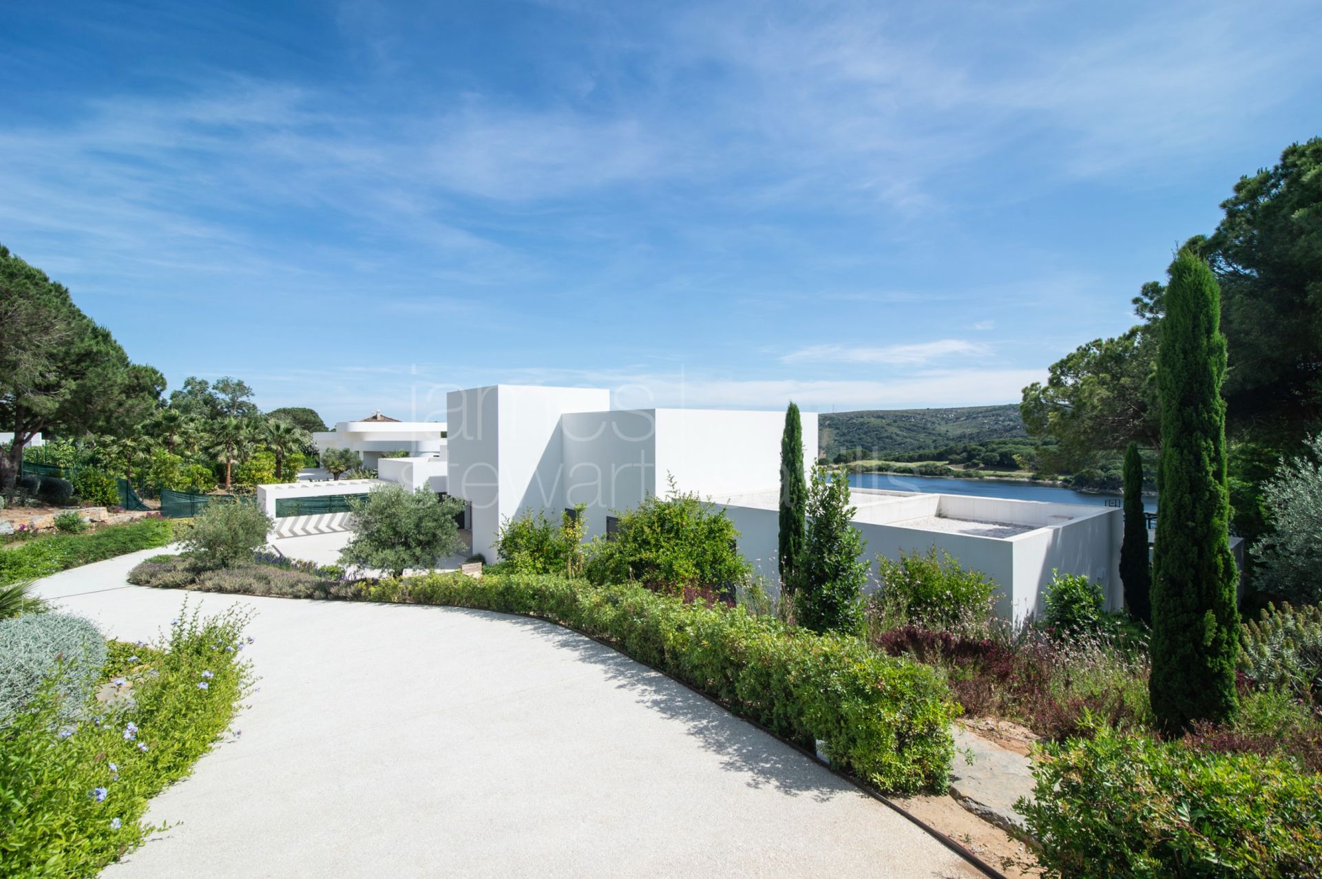 Contemporary south-facing frontline golf villa in Sotogrande Alto