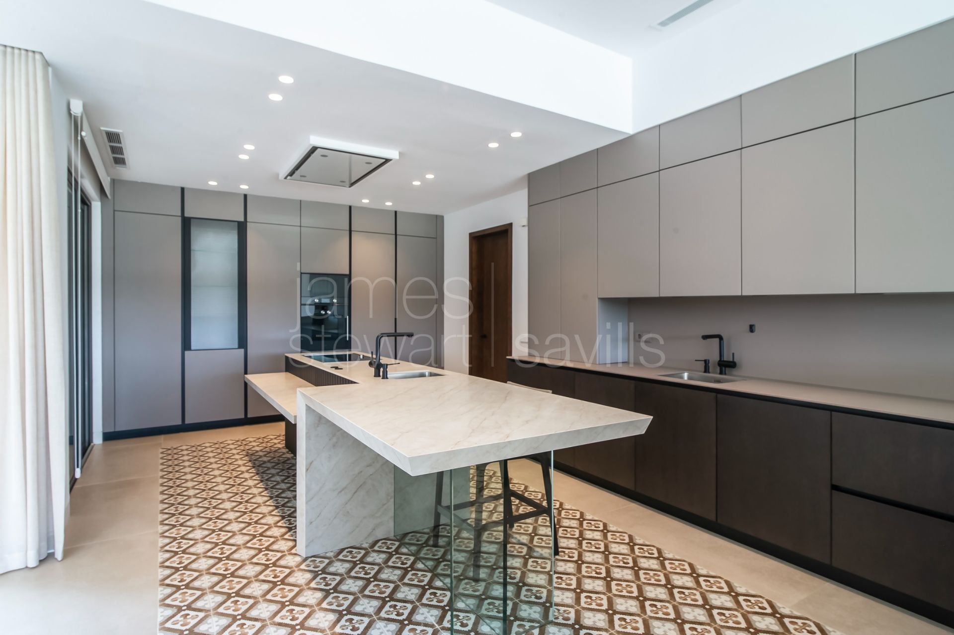 Contemporary south-facing frontline golf villa in Sotogrande Alto