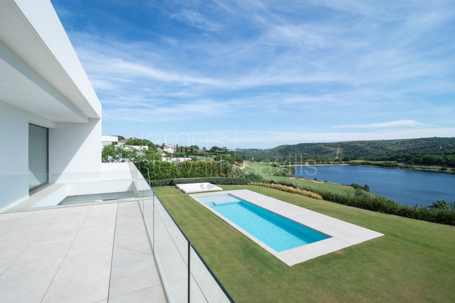 Contemporary south-facing frontline golf villa in Sotogrande Alto