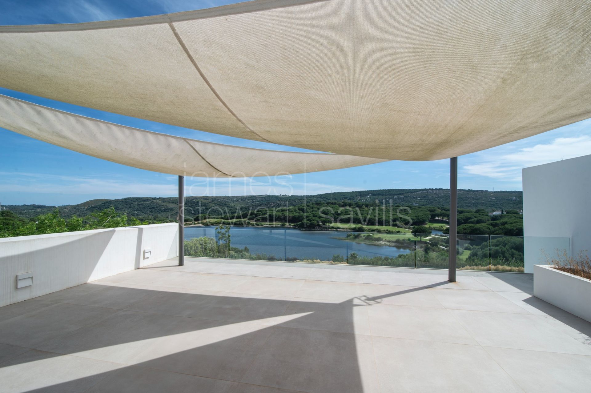 Contemporary south-facing frontline golf villa in Sotogrande Alto