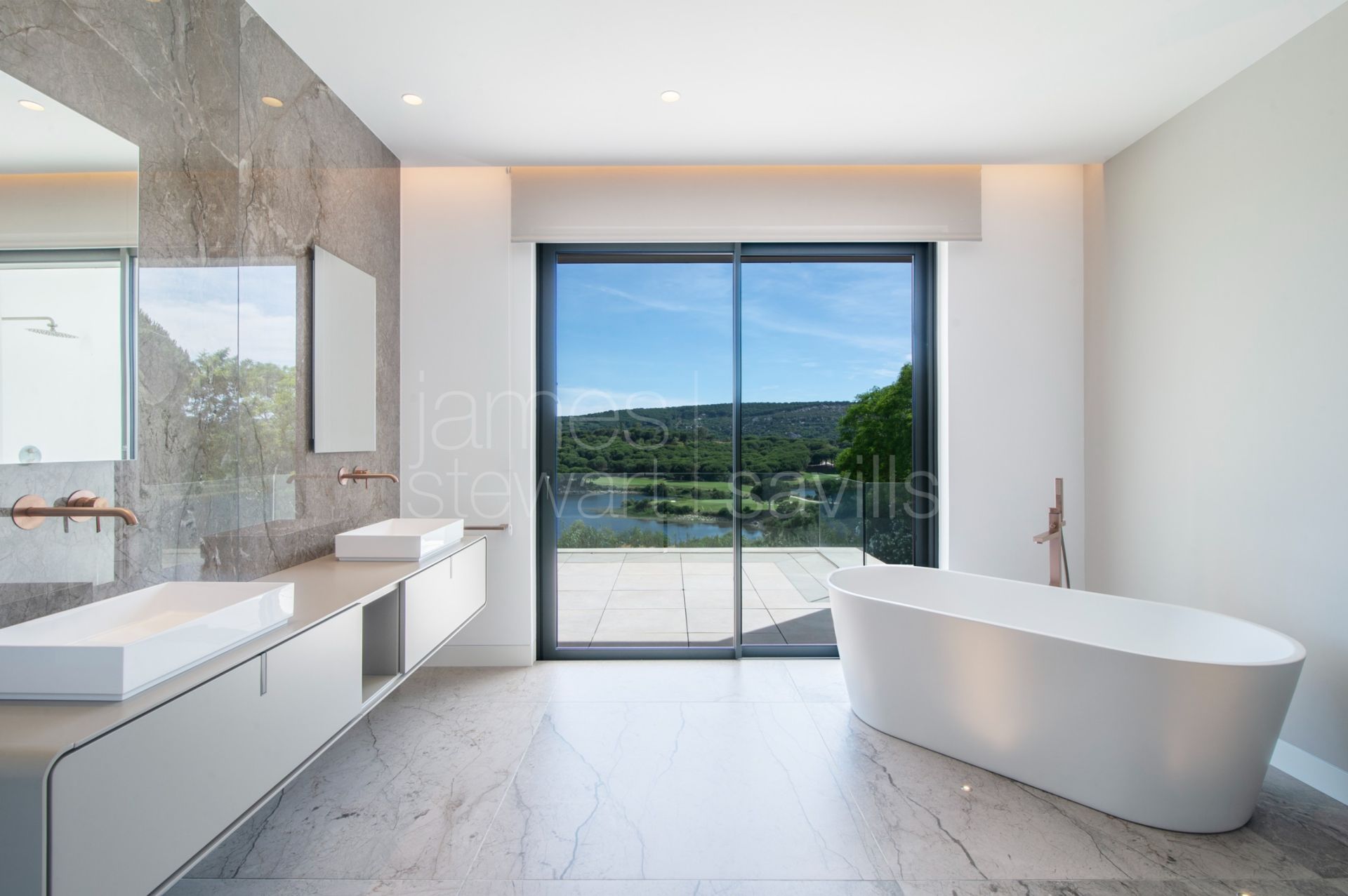 Contemporary south-facing frontline golf villa in Sotogrande Alto