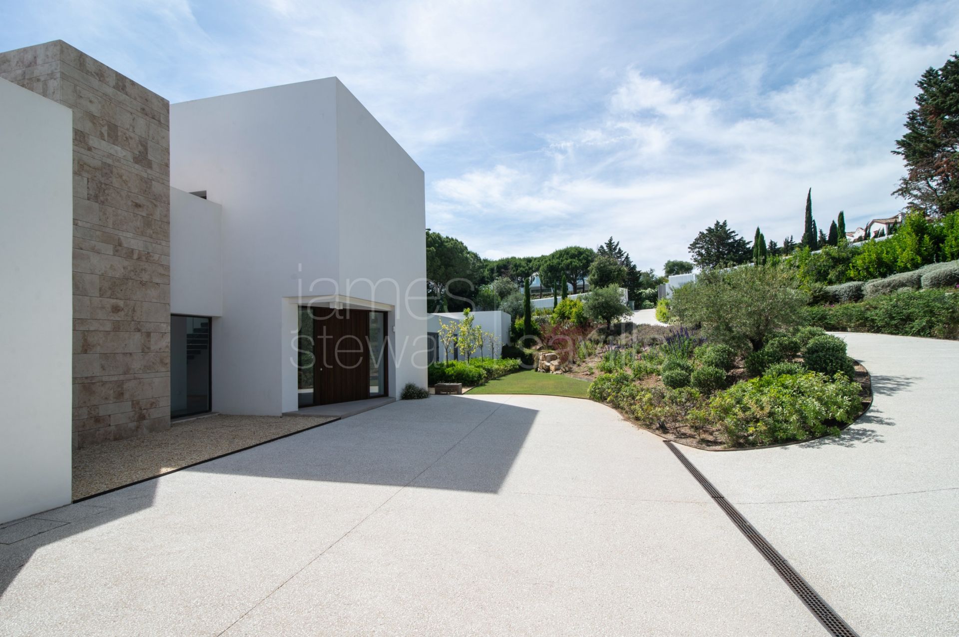 Contemporary south-facing frontline golf villa in Sotogrande Alto