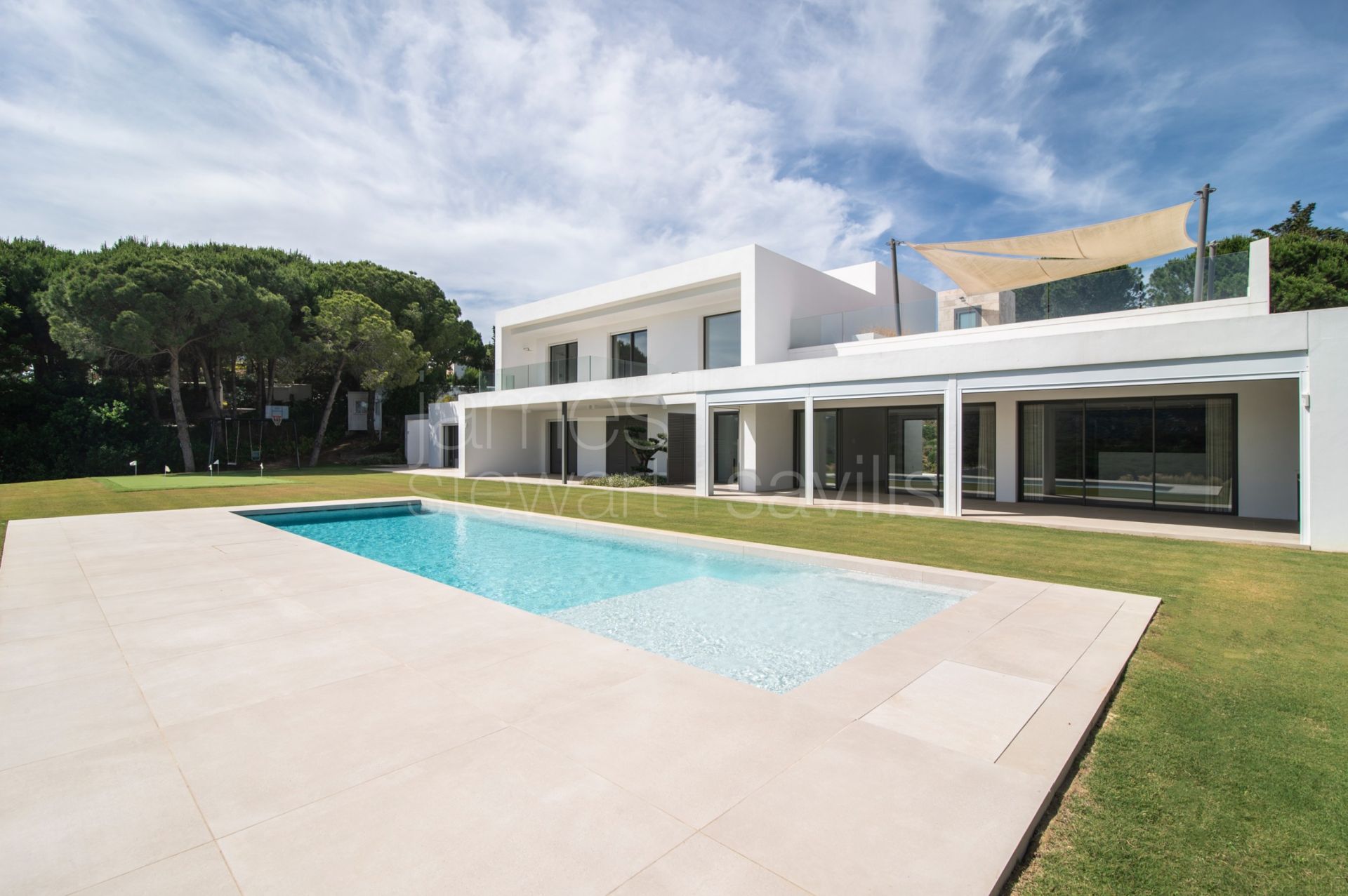 Contemporary south-facing frontline golf villa in Sotogrande Alto