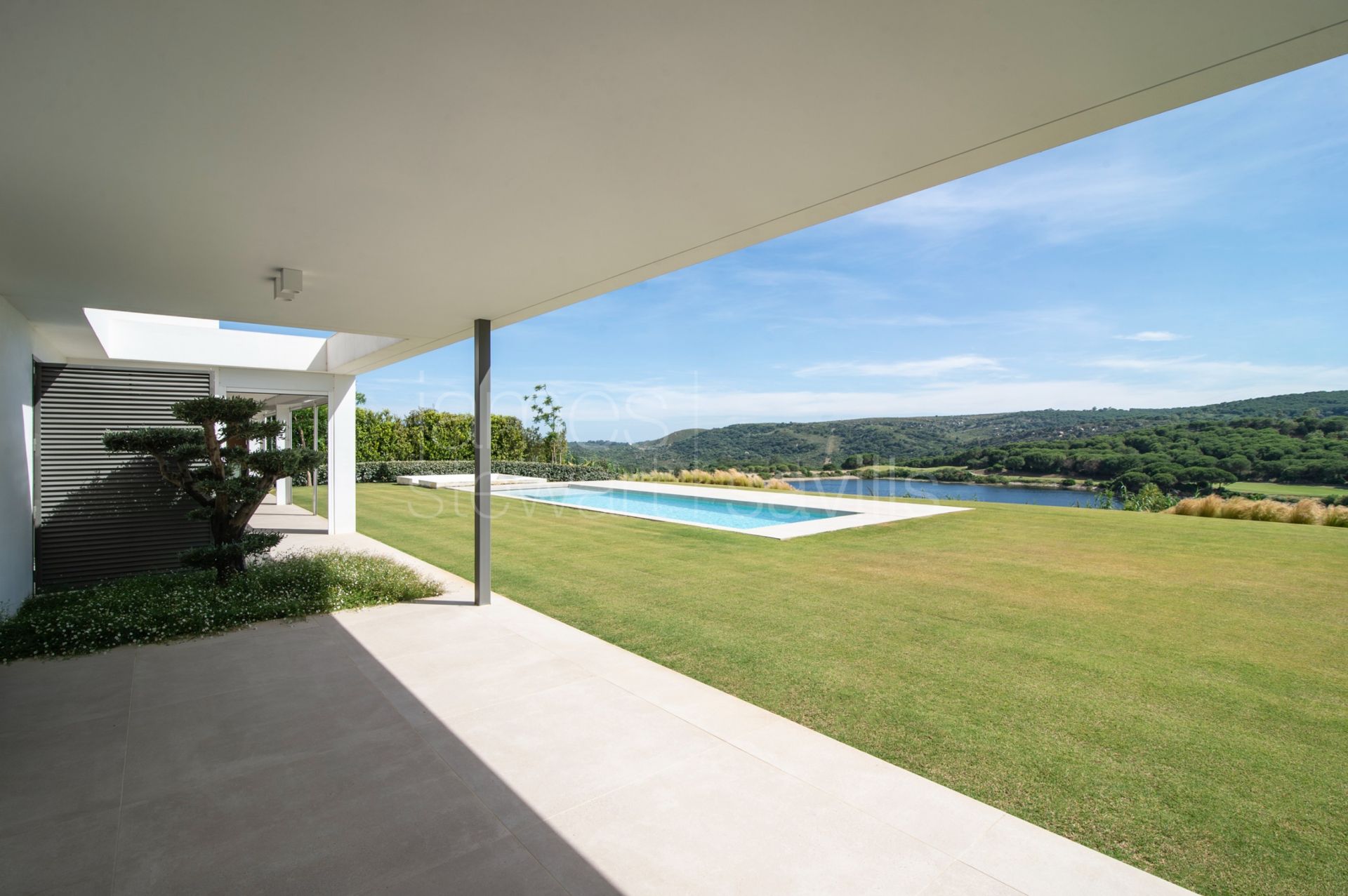 Contemporary south-facing frontline golf villa in Sotogrande Alto