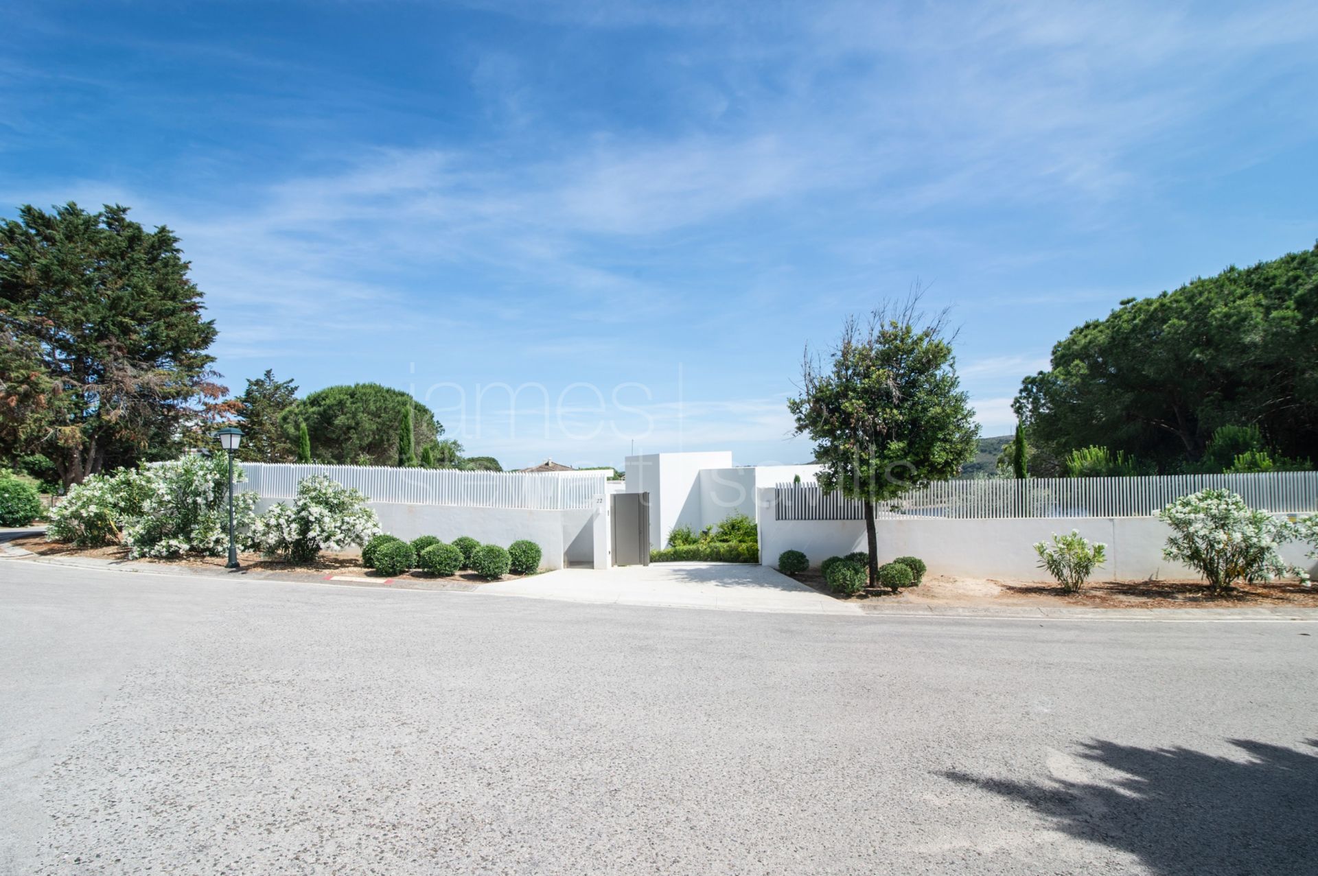 Contemporary south-facing frontline golf villa in Sotogrande Alto