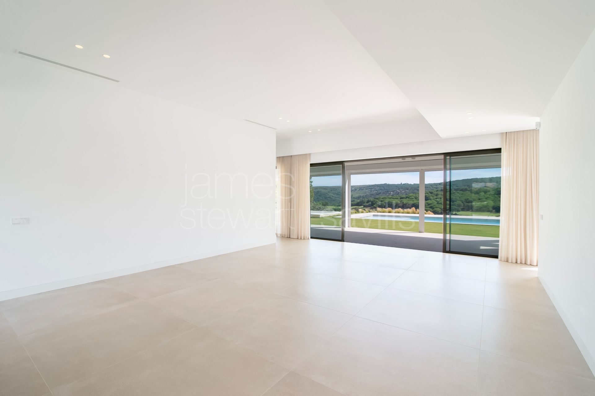 Contemporary south-facing frontline golf villa in Sotogrande Alto