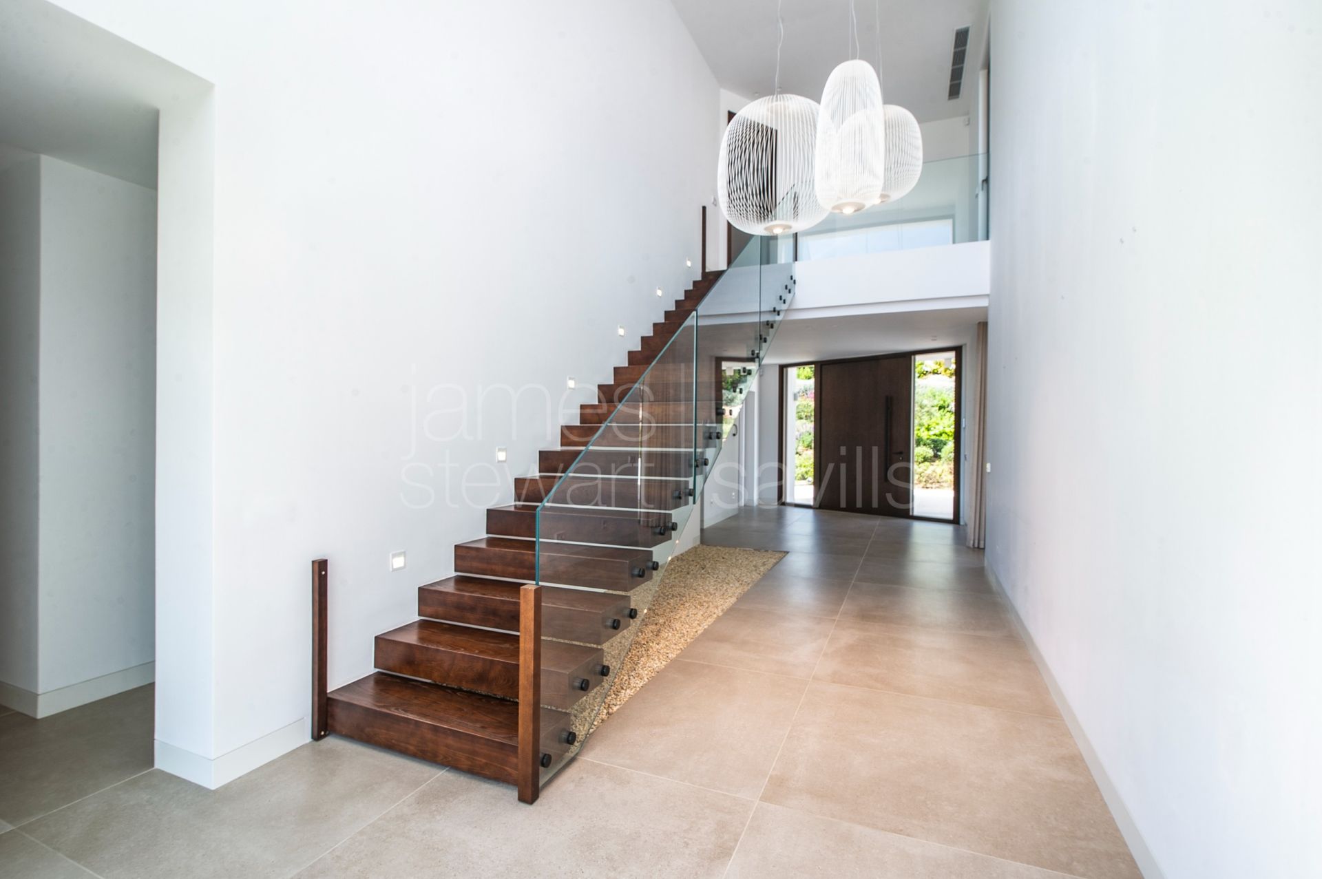 Contemporary south-facing frontline golf villa in Sotogrande Alto
