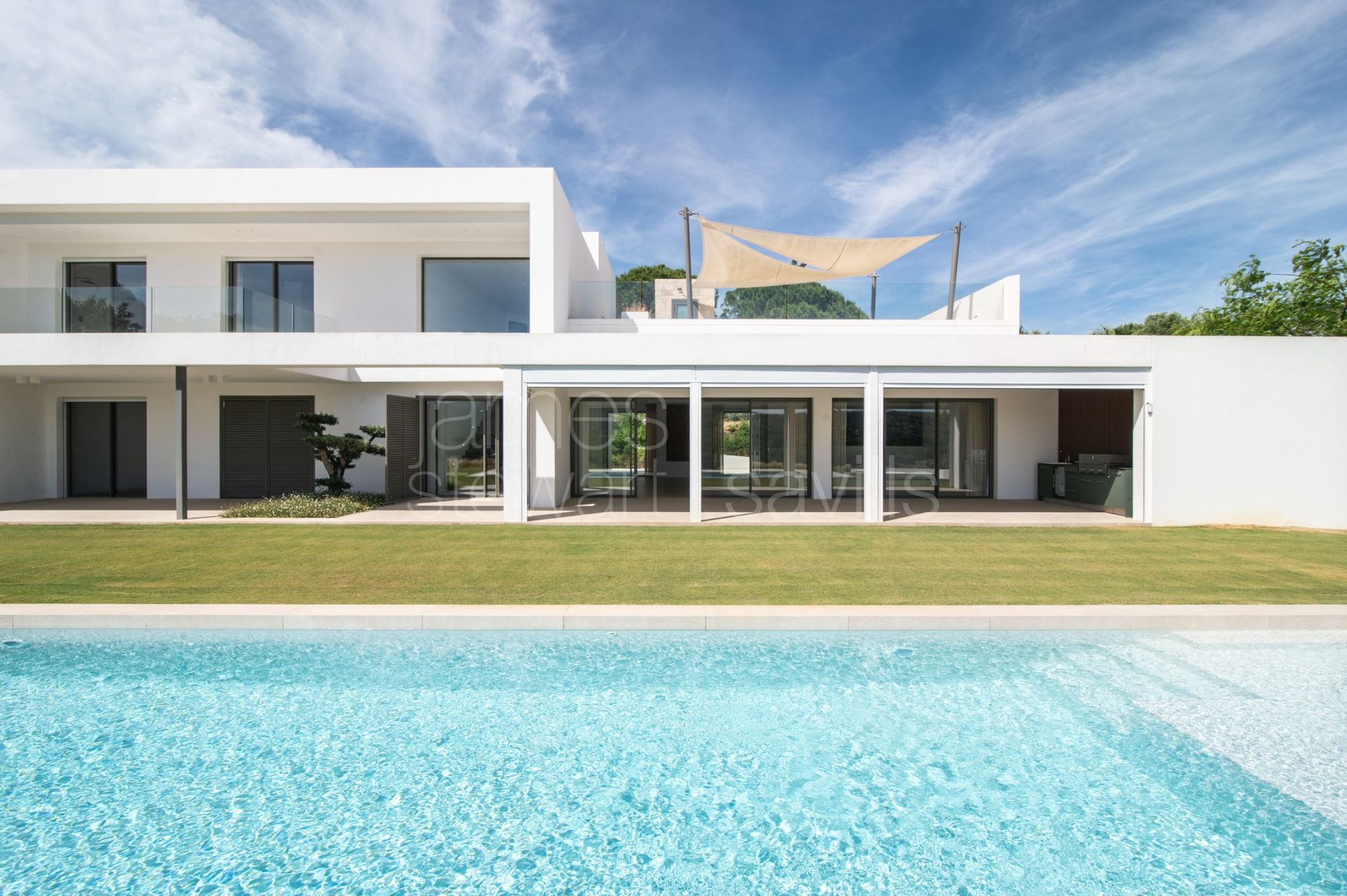 Contemporary south-facing frontline golf villa in Sotogrande Alto
