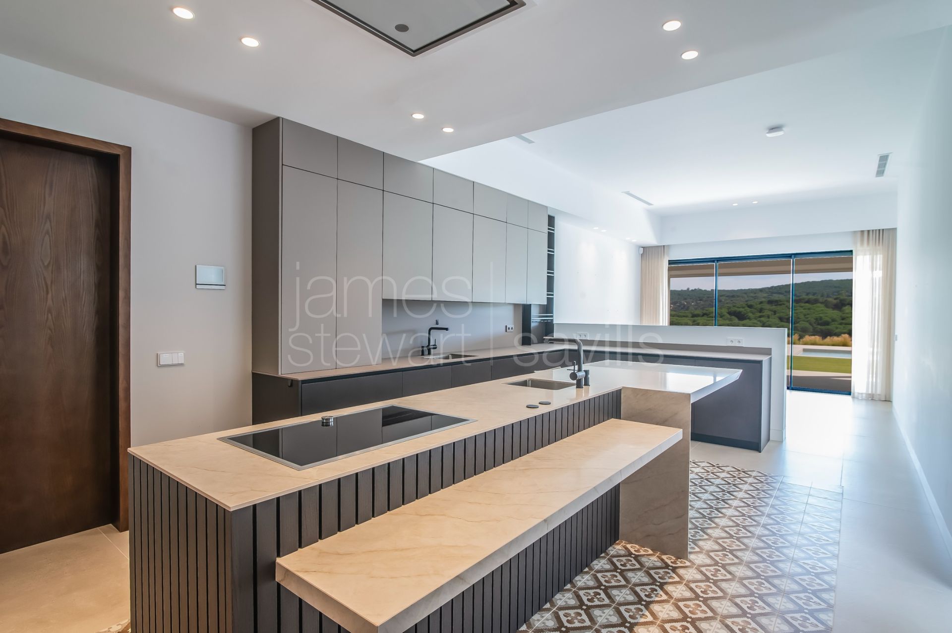 Contemporary south-facing frontline golf villa in Sotogrande Alto