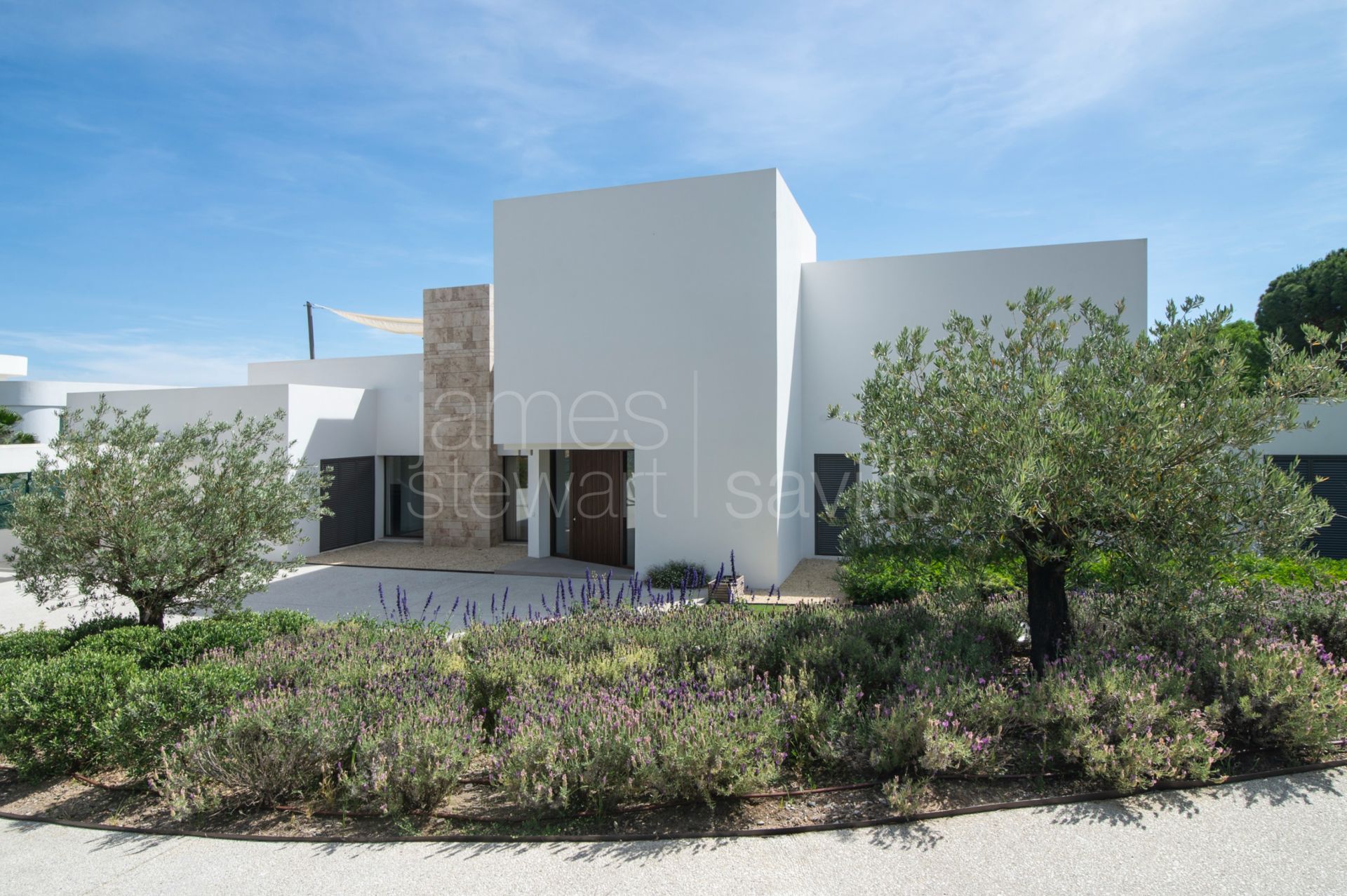 Contemporary south-facing frontline golf villa in Sotogrande Alto