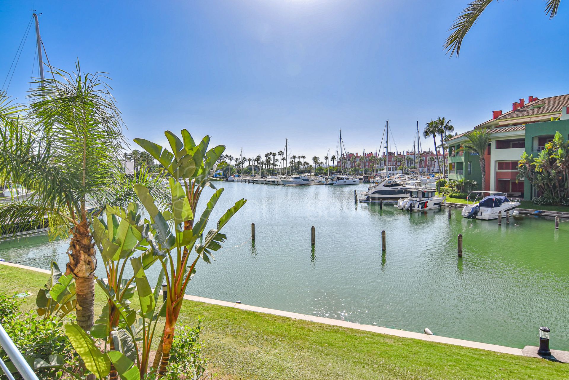 Apartamento amplio y luminoso de 5 dormitorios en La Marina de Sotogrande