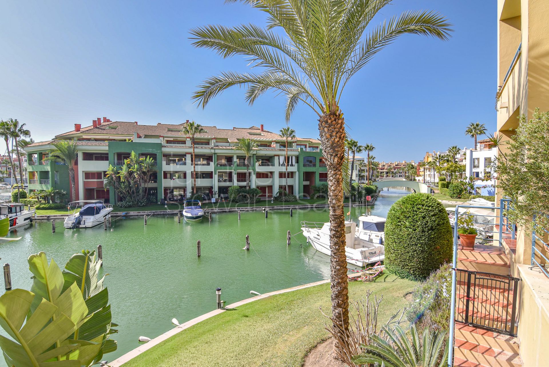 Apartamento amplio y luminoso de 5 dormitorios en La Marina de Sotogrande