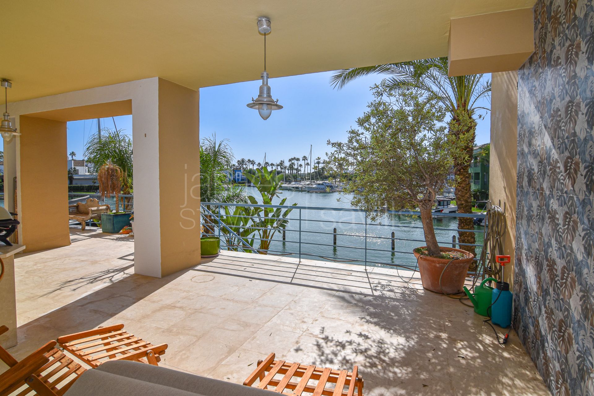 Unique 5 bedroom apartment in Isla de La Vela ,La Marina de Sotogrande on the water canals