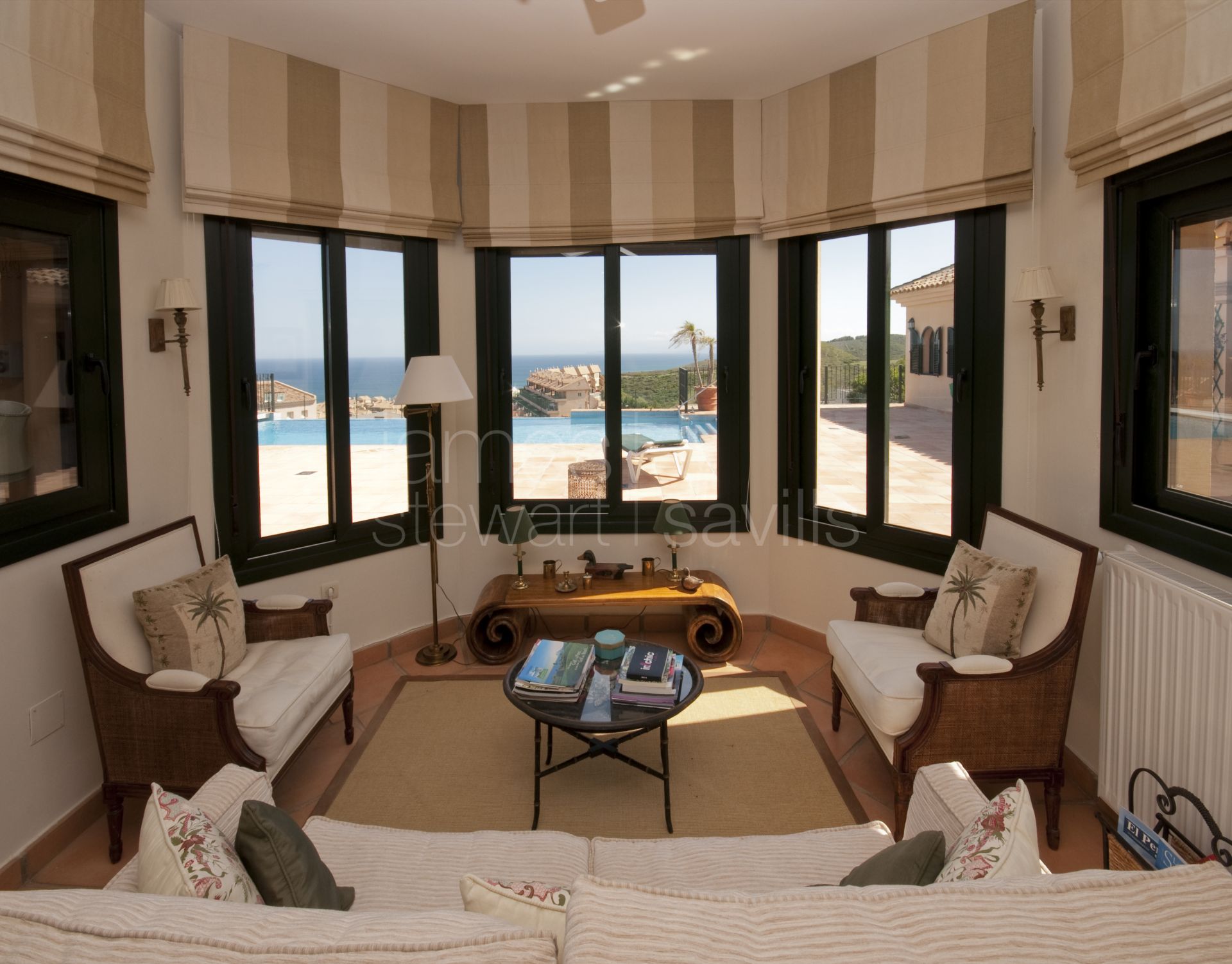 Fantástica villa con estilo andaluz e impresionantes vistas al mar mediterráneo