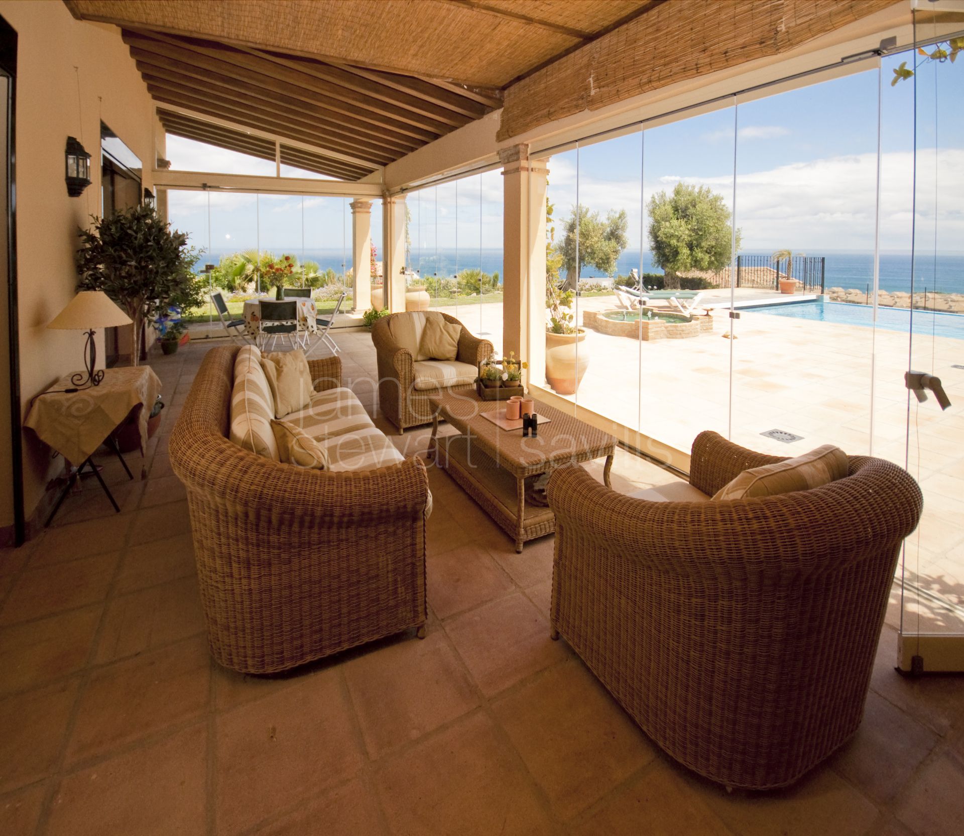 Fantástica villa con estilo andaluz e impresionantes vistas al mar mediterráneo