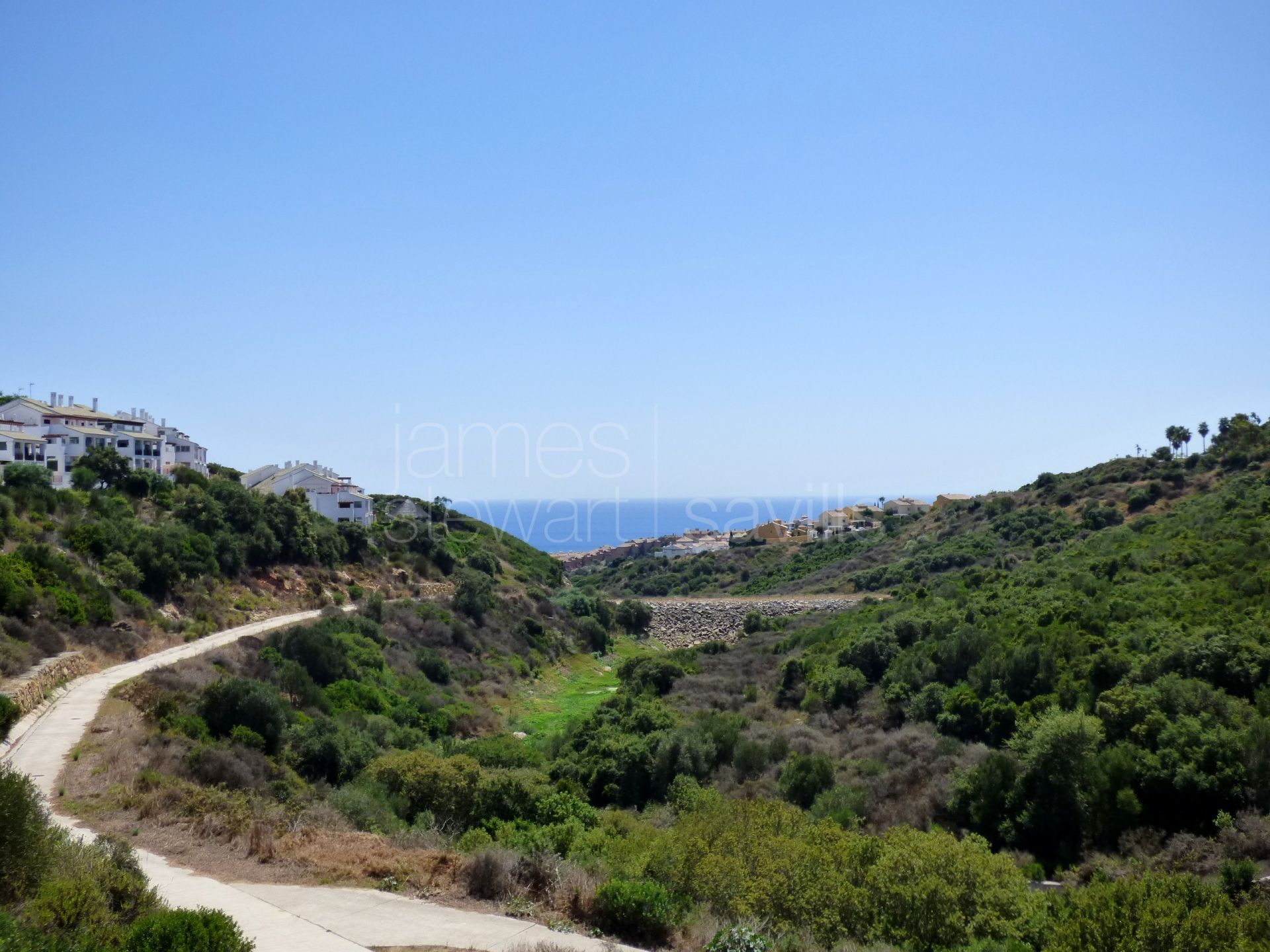 Excellent 3 bedroom apartment with lovely panoramic views of sea and golf