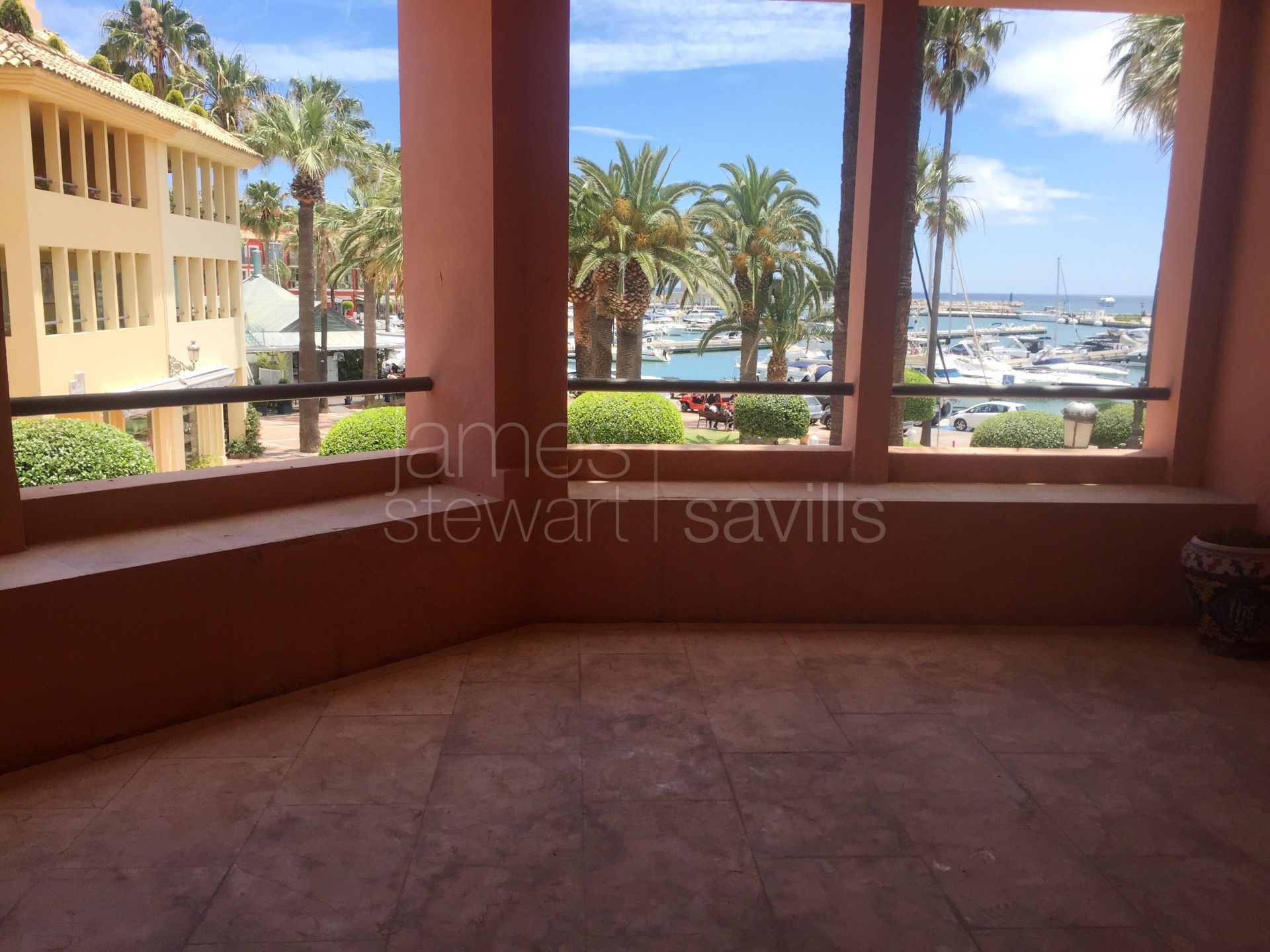 Bright and spacious 3 bedroom apartment with port and sea views