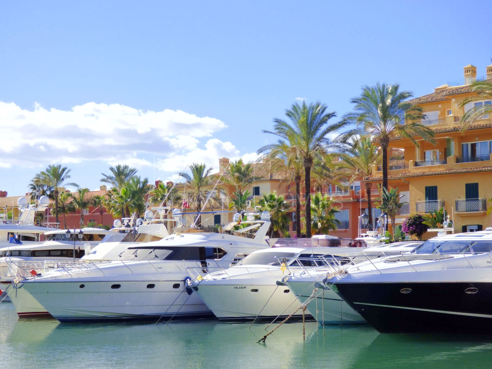 Bright and spacious 3 bedroom apartment with port and sea views